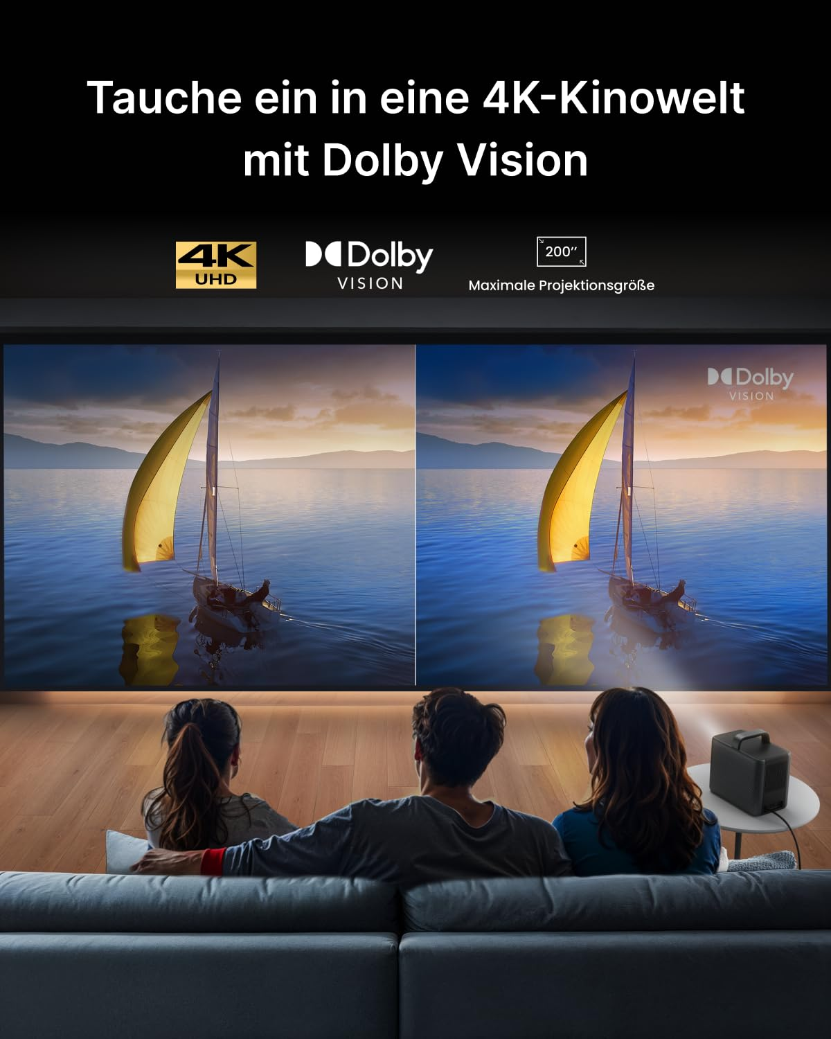 Drei Personen sitzen auf einem Sofa und schauen auf eine große Leinwand mit einem Segelbootbild.