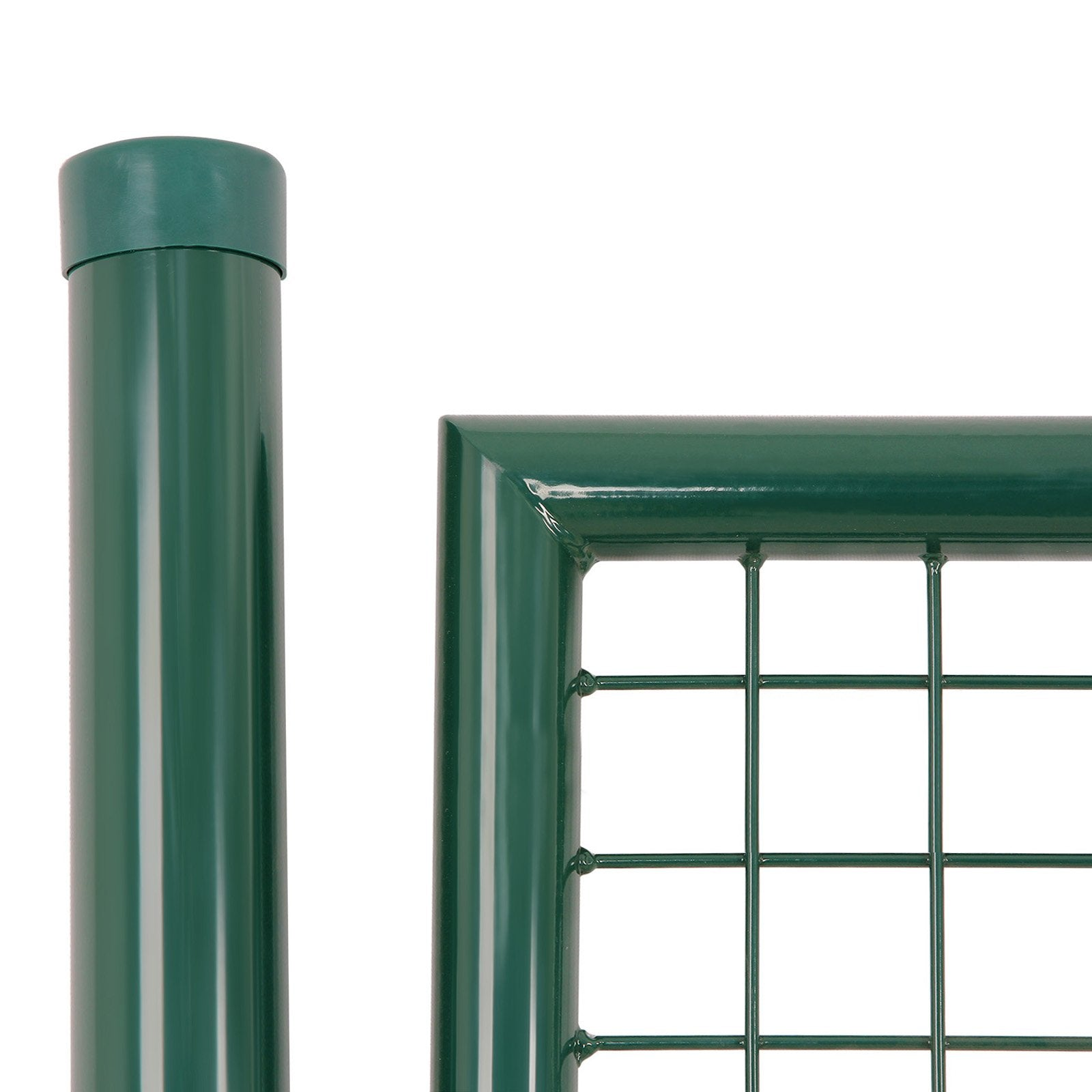 Primo piano di un palo per recinzione in metallo verde e l'angolo di un pannello a rete su sfondo bianco.
