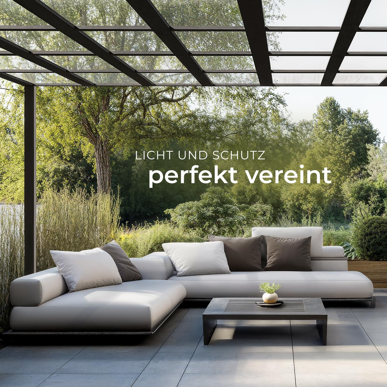 Un patio moderne avec canapé blanc, table basse et pergola, face aux arbres.