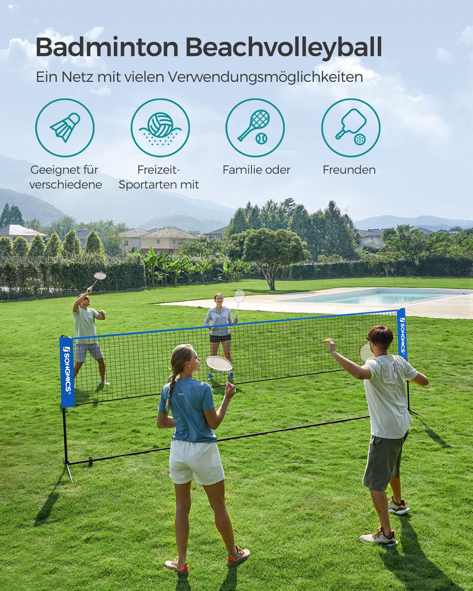 Quattro persone giocano a badminton e pallavolo in un giardino con rete blu.
