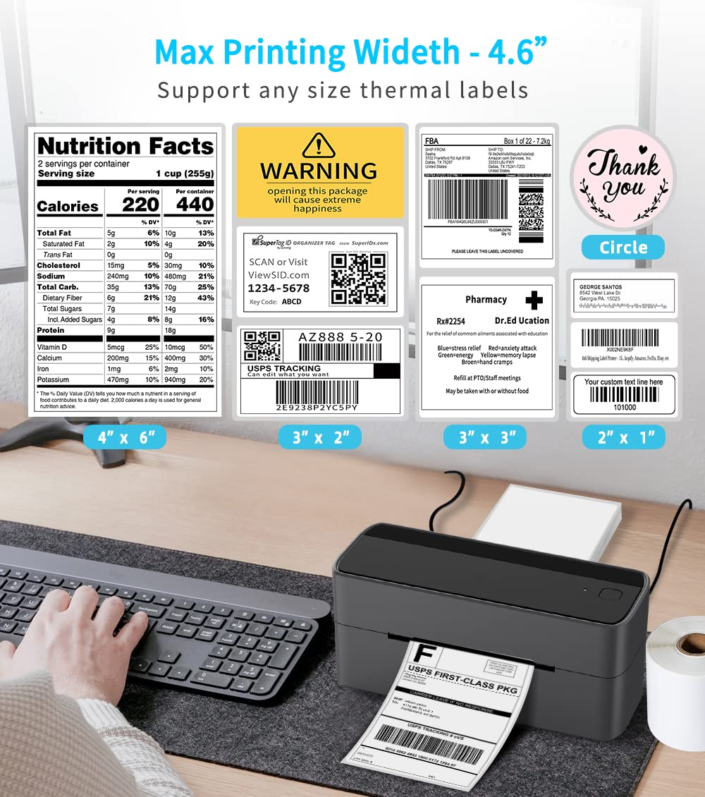 Une imprimante thermique noire sur un bureau avec différentes tailles d'étiquettes imprimées en arrière-plan.