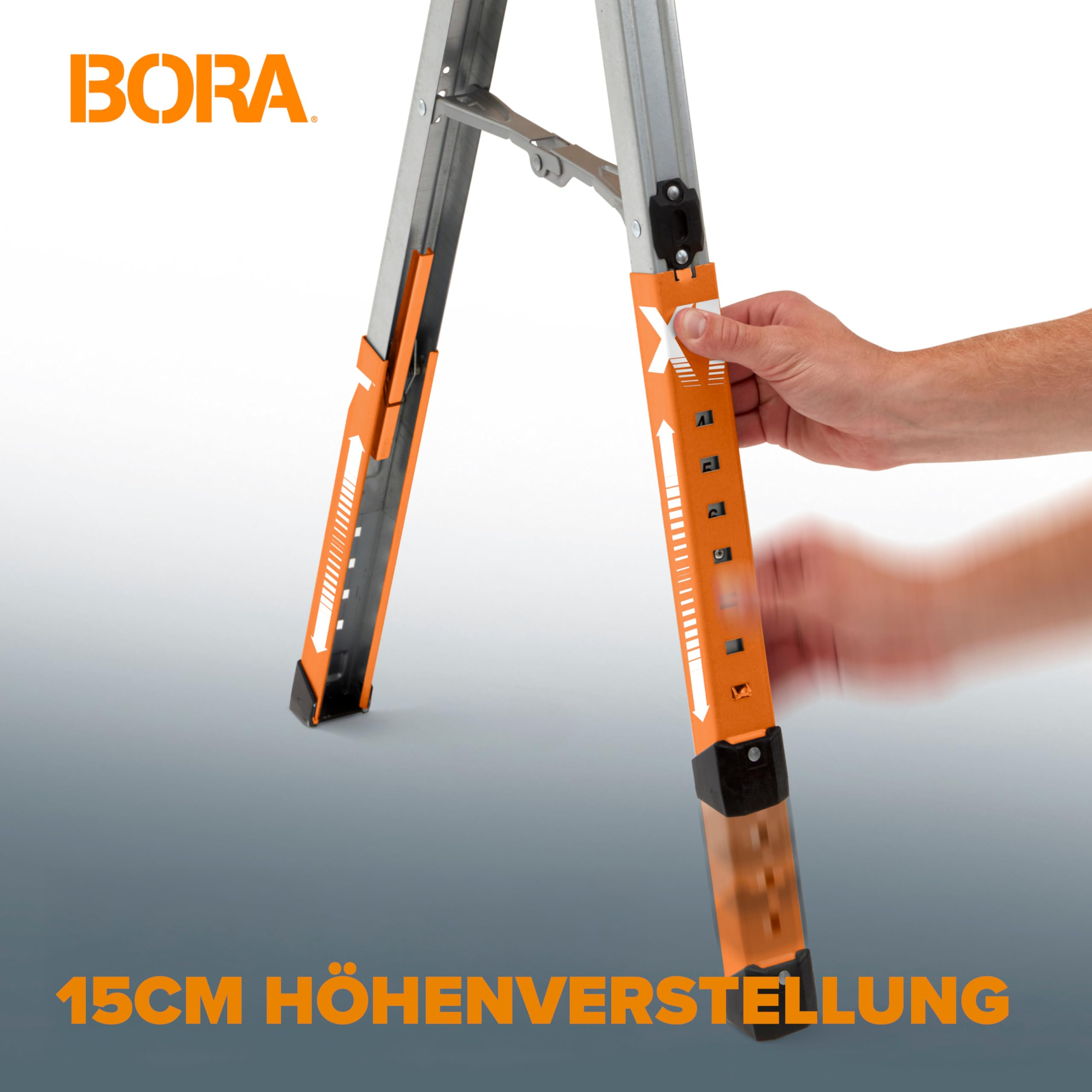 Eine Hand verstellt die orangefarbene Teleskopbeine einer Bora-Leiter.