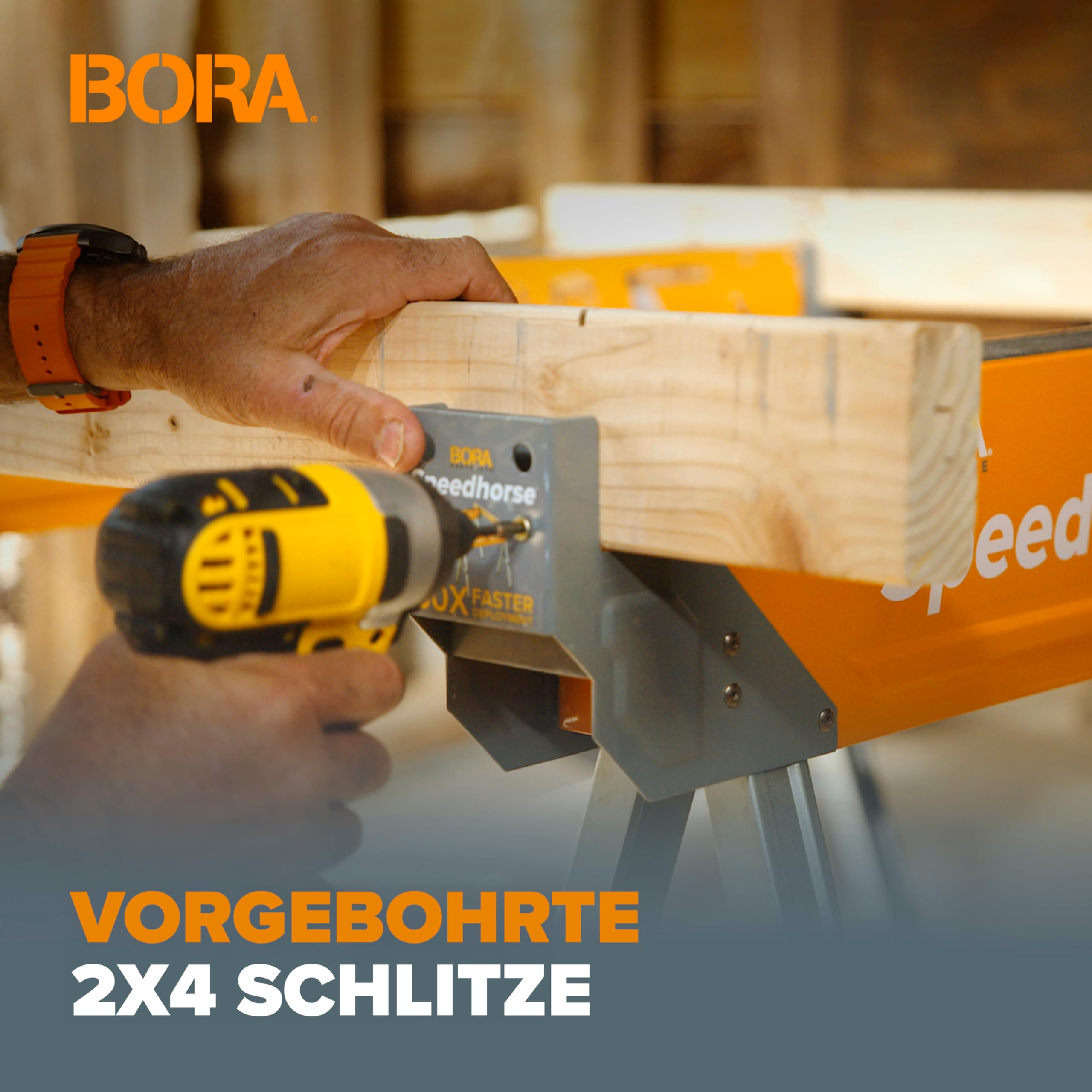 Jemand schraubt ein Holzbrett an einen orange-grauen Holzbock mit einer gelben Bohrmaschine.