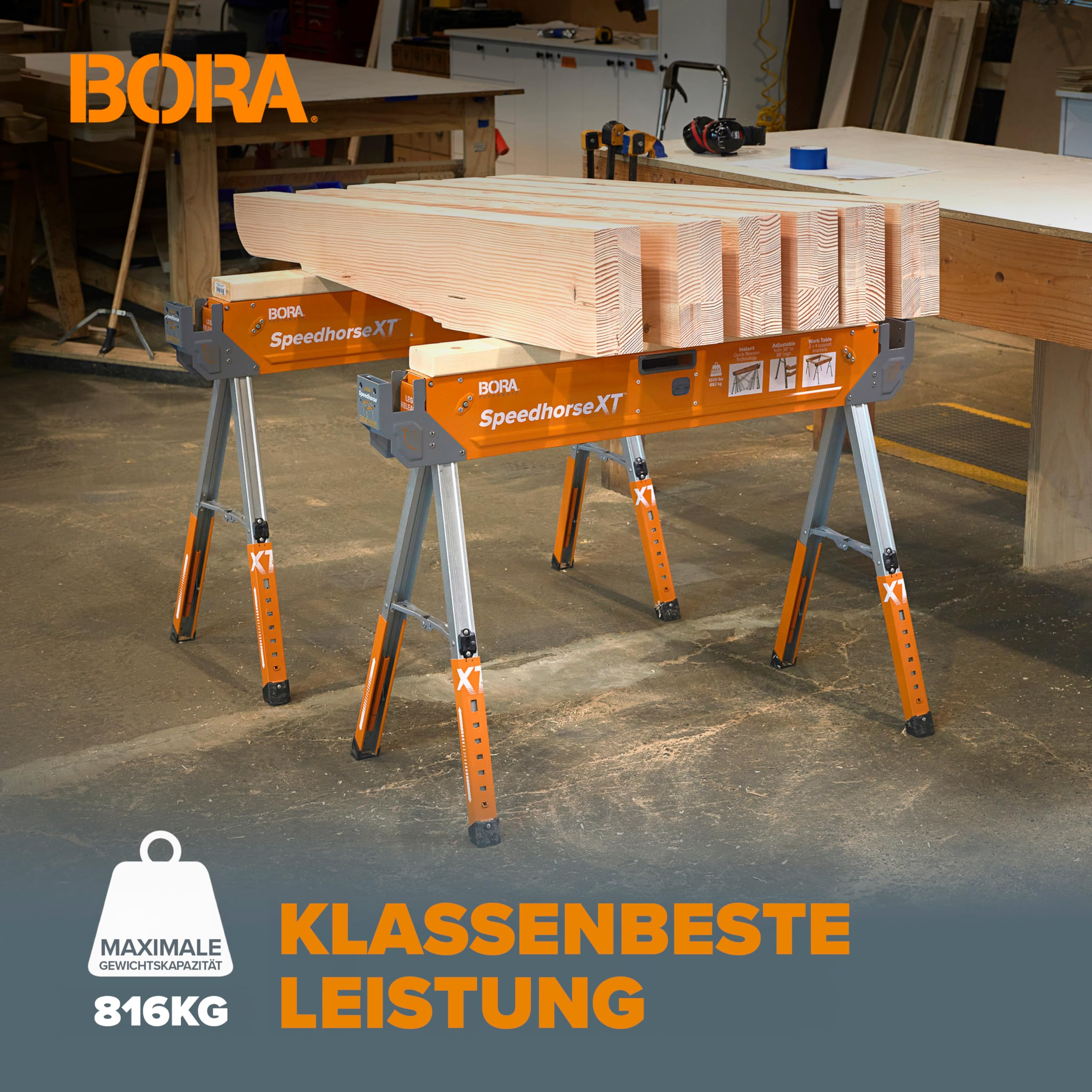 Holzbalken auf zwei orangen Bora Speedhorse XT Sägeböcken in einer Werkstatt.