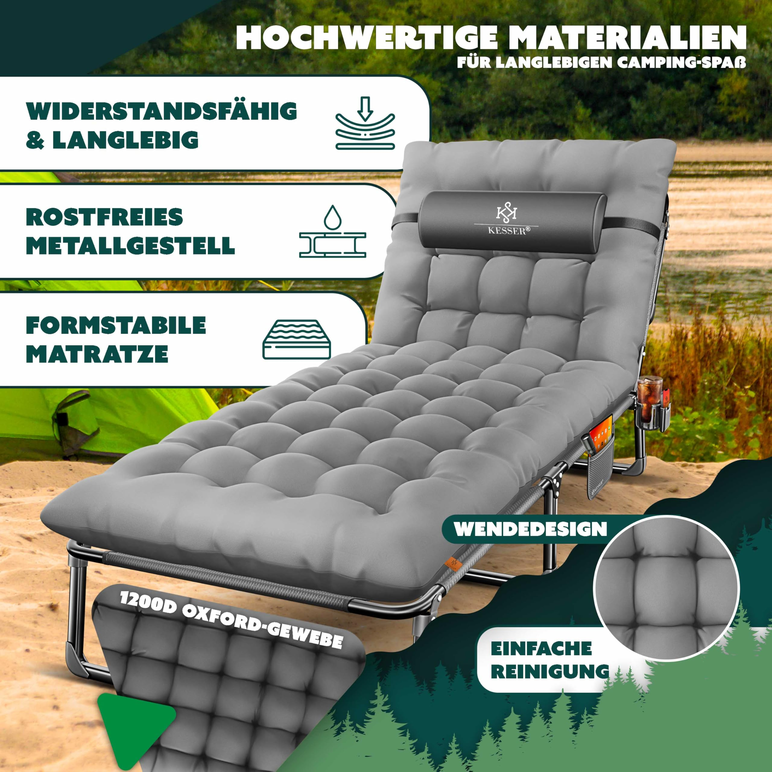 Graue Campingliege mit dicker Matratze und Kissen vor Flusslandschaft mit Textboxen.