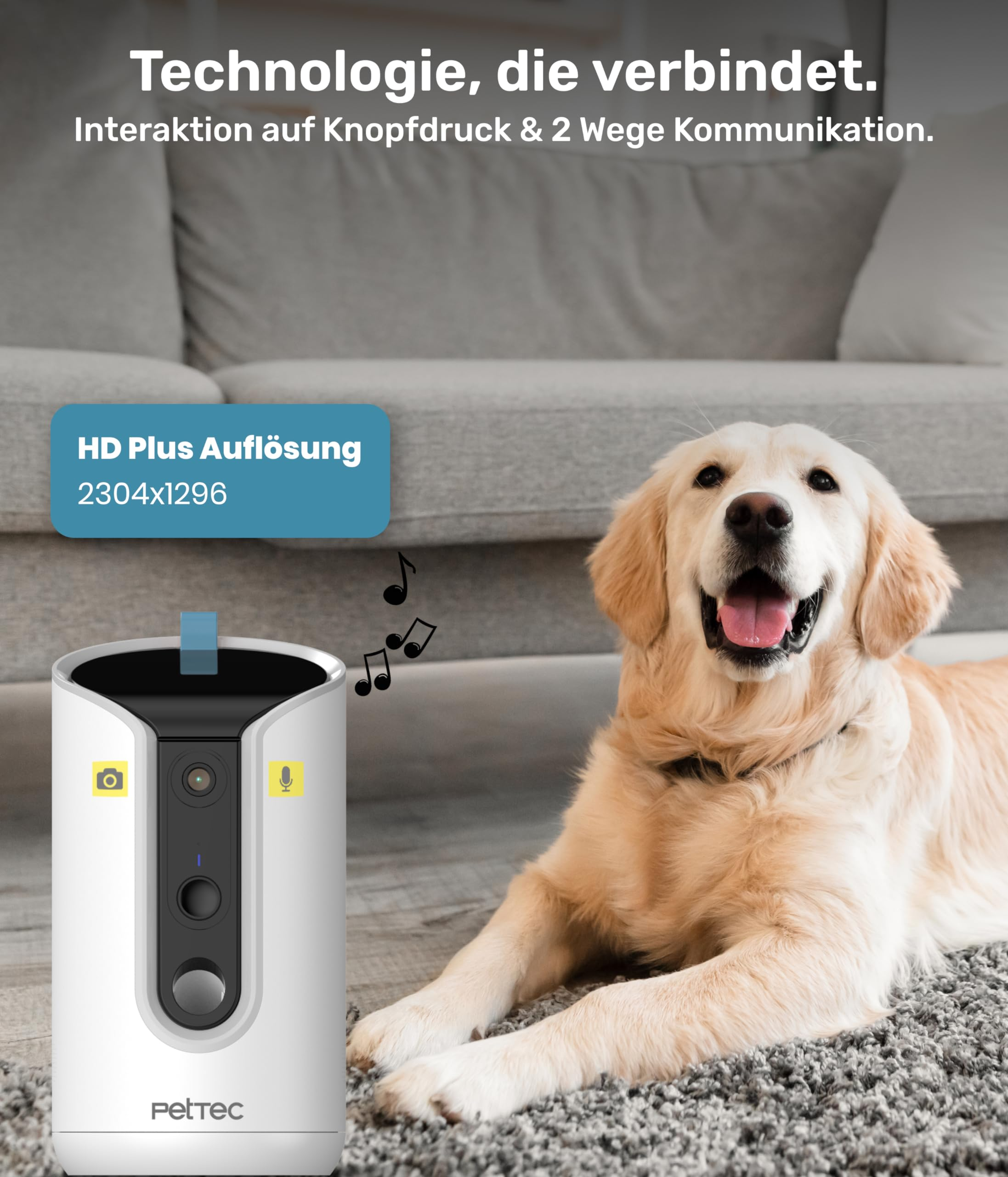 Un dispositivo di telecamera PetTec si trova su un tappeto grigio davanti a un divano, vicino a un golden retriever.