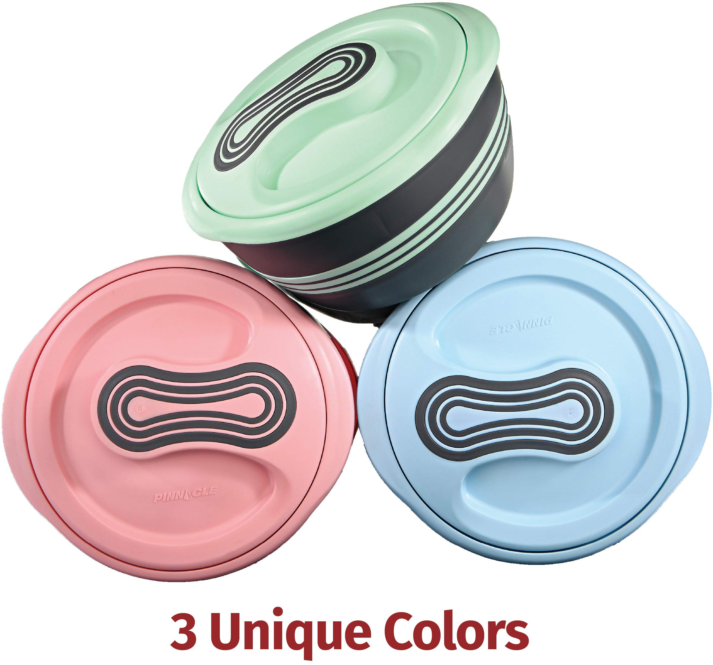 Tre contenitori per alimenti rotondi e isolati in rosa, blu e verde con coperchi coordinati.