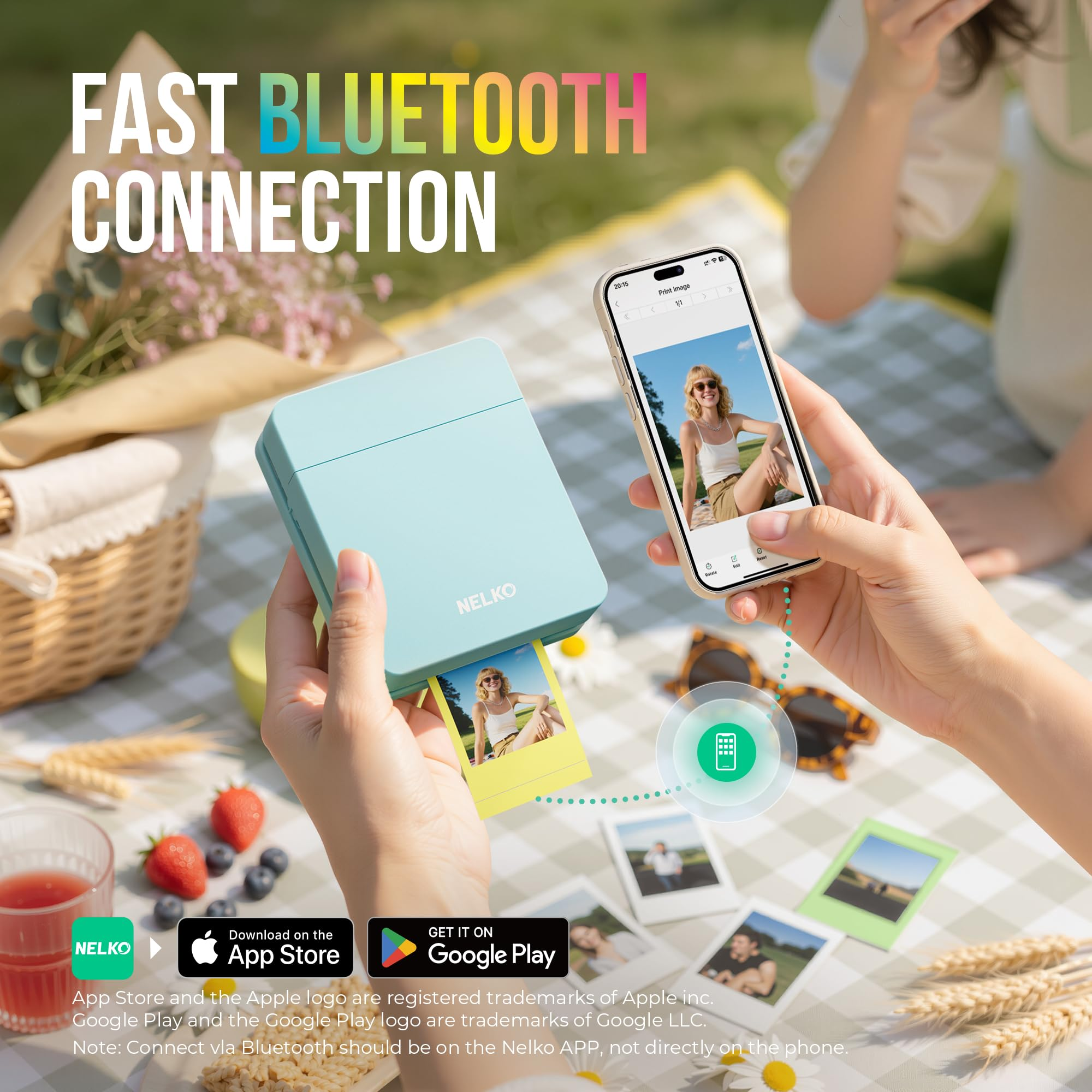 Una persona usa uno smartphone per stampare una foto via Bluetooth con una mini stampante Nelko azzurra su un plaid.