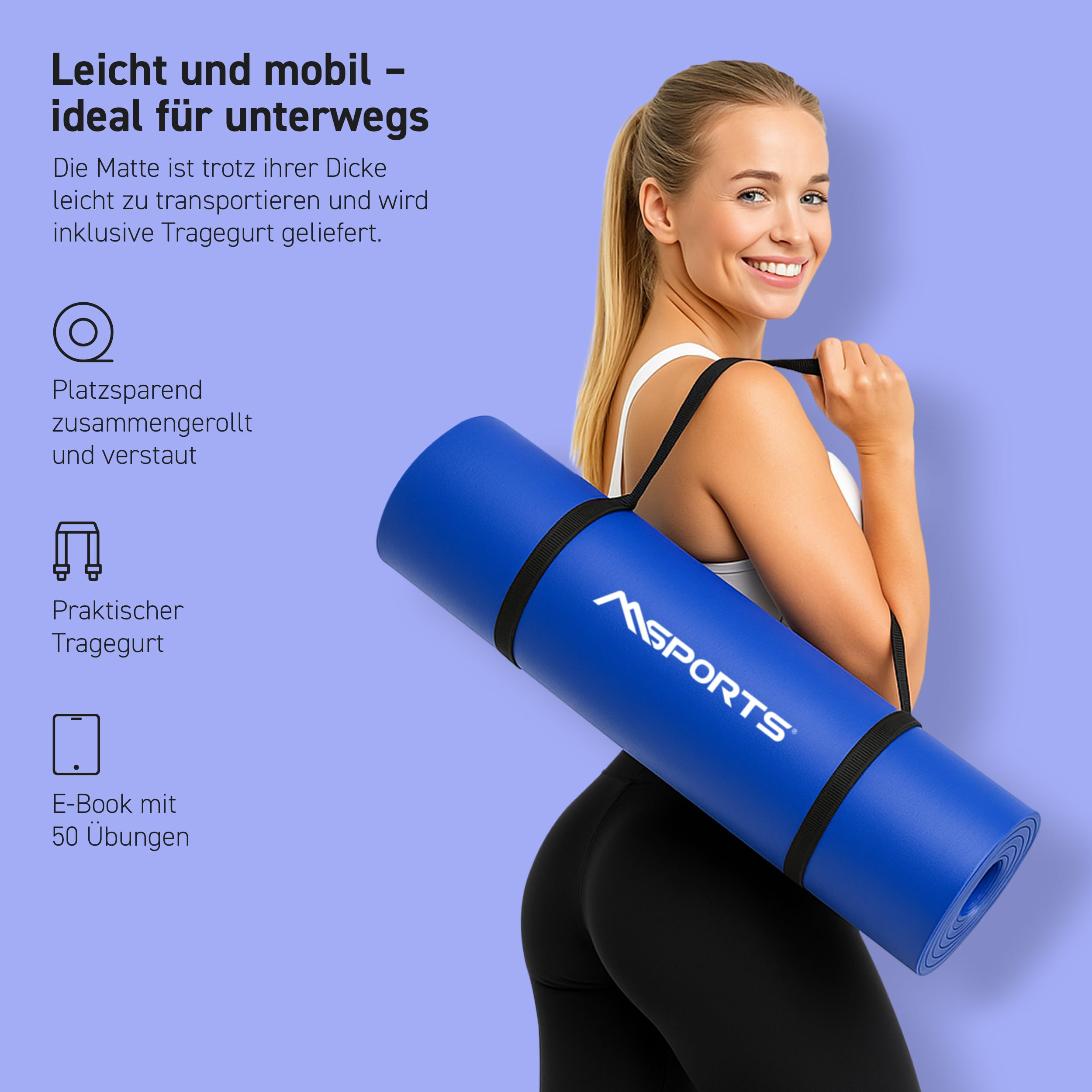 Blonde Frau lächelt und trägt eine blaue MSports-Gymnastikmatte mit Tragegurt auf der Schulter vor lilafarbenem Hintergrund.