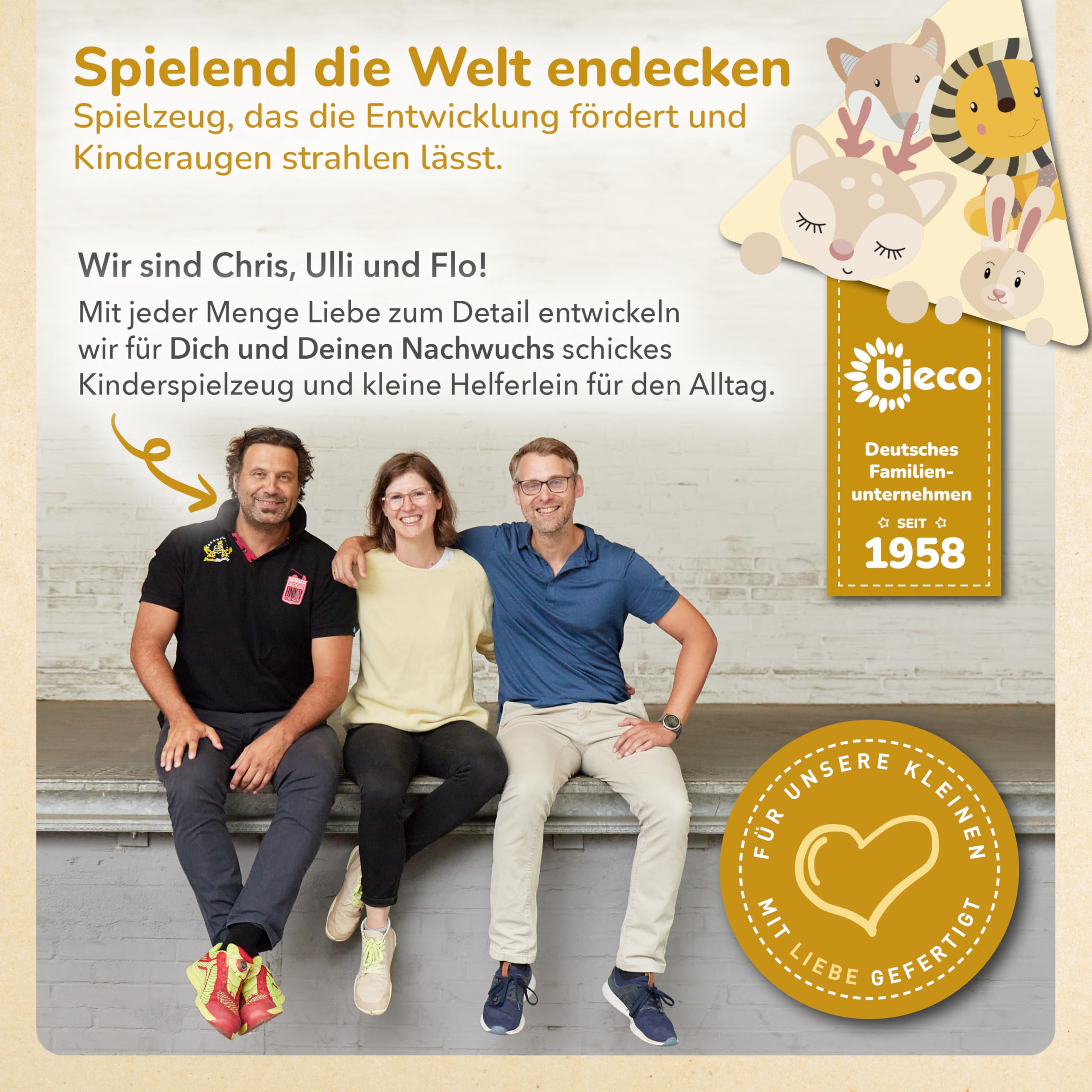 Trois personnes assises sourient devant un mur gris. Texte et illustrations d'animaux.