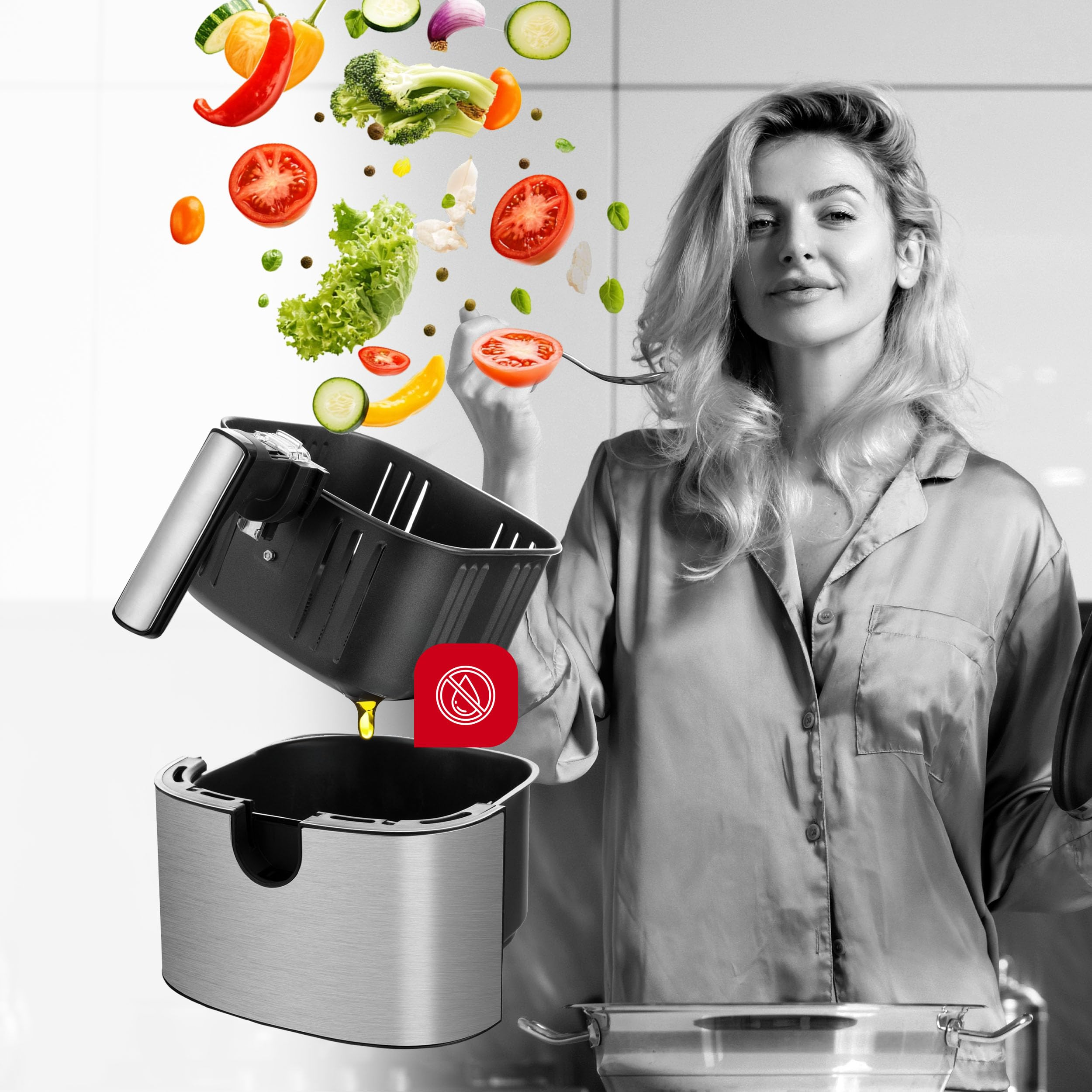 Une femme tient une cuillère avec une tomate tandis que des légumes flottent.