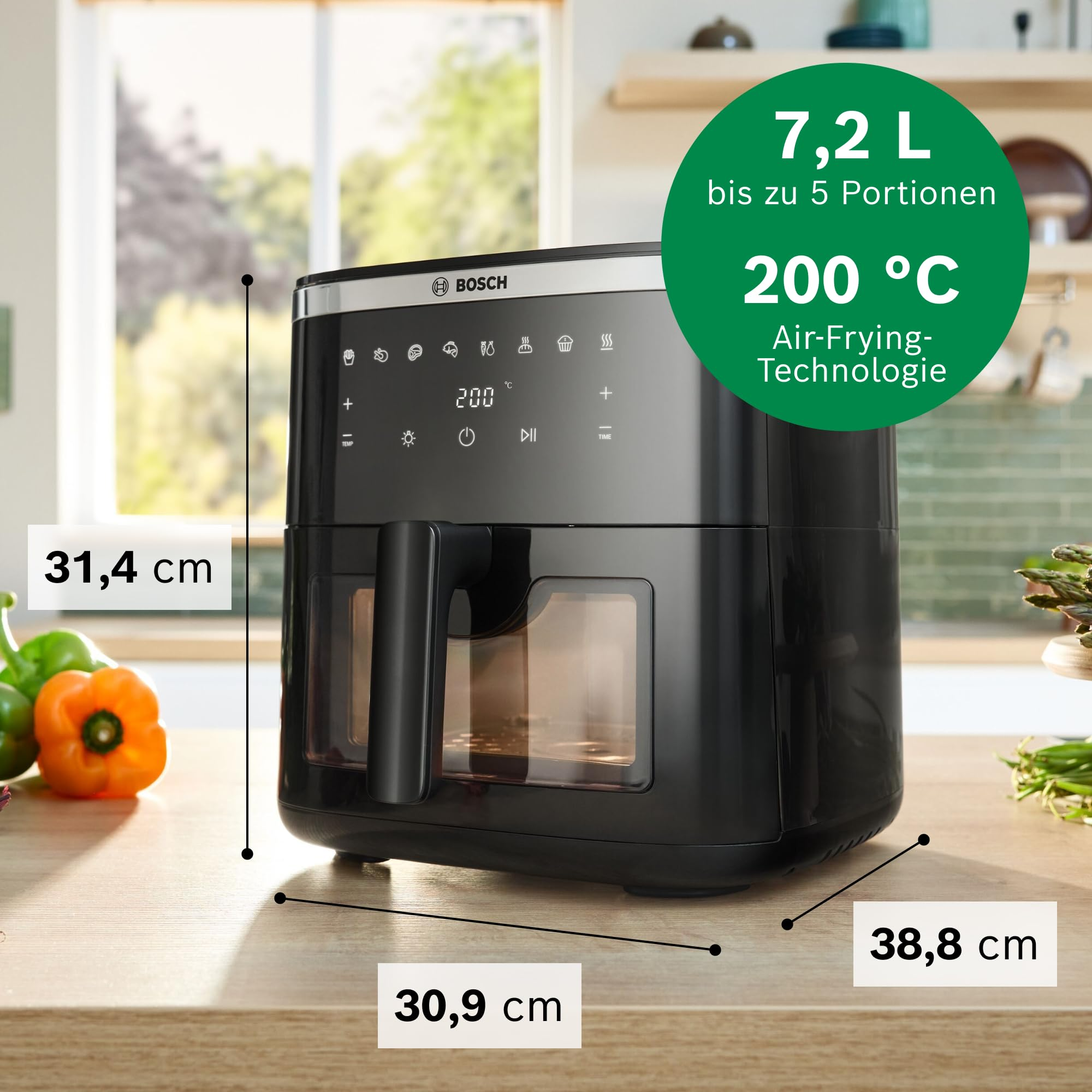 Une friteuse à air Bosch noire sur un comptoir en bois avec des dimensions et un cercle vert dans une cuisine.