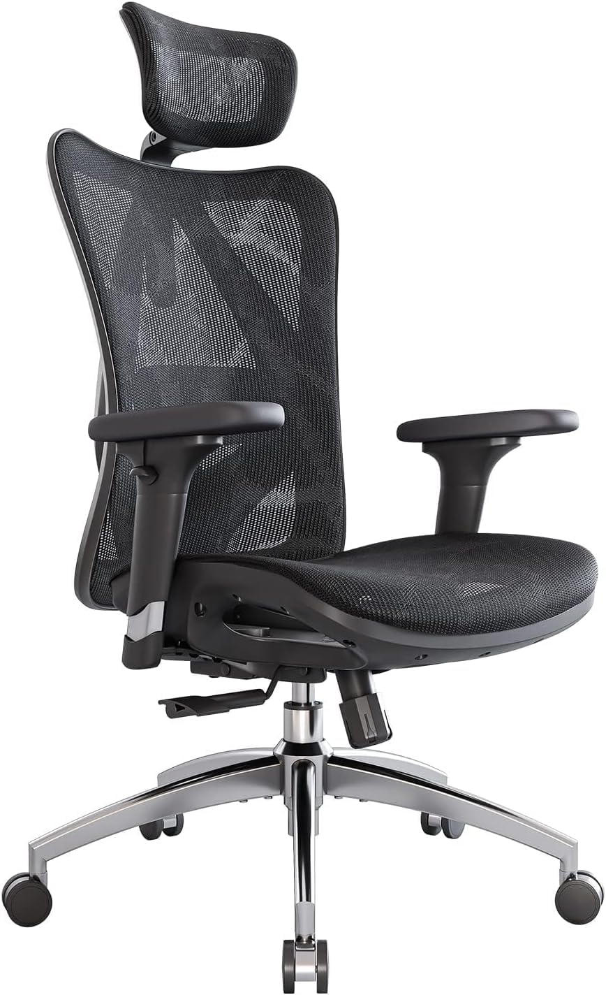 Une chaise de bureau ergonomique noire en tissu mesh, avec accoudoirs réglables et base argentée à cinq branches sur roulettes.