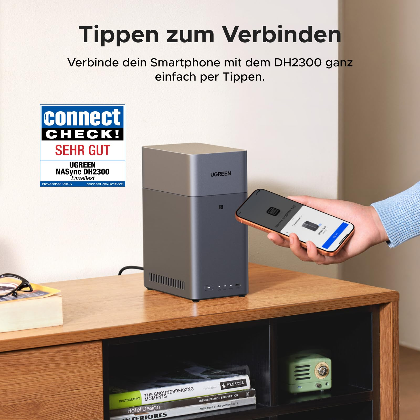 Smartphone touche le NAS UGREEN pour se connecter, avec du texte allemand au-dessus et un badge d'évaluation à gauche.