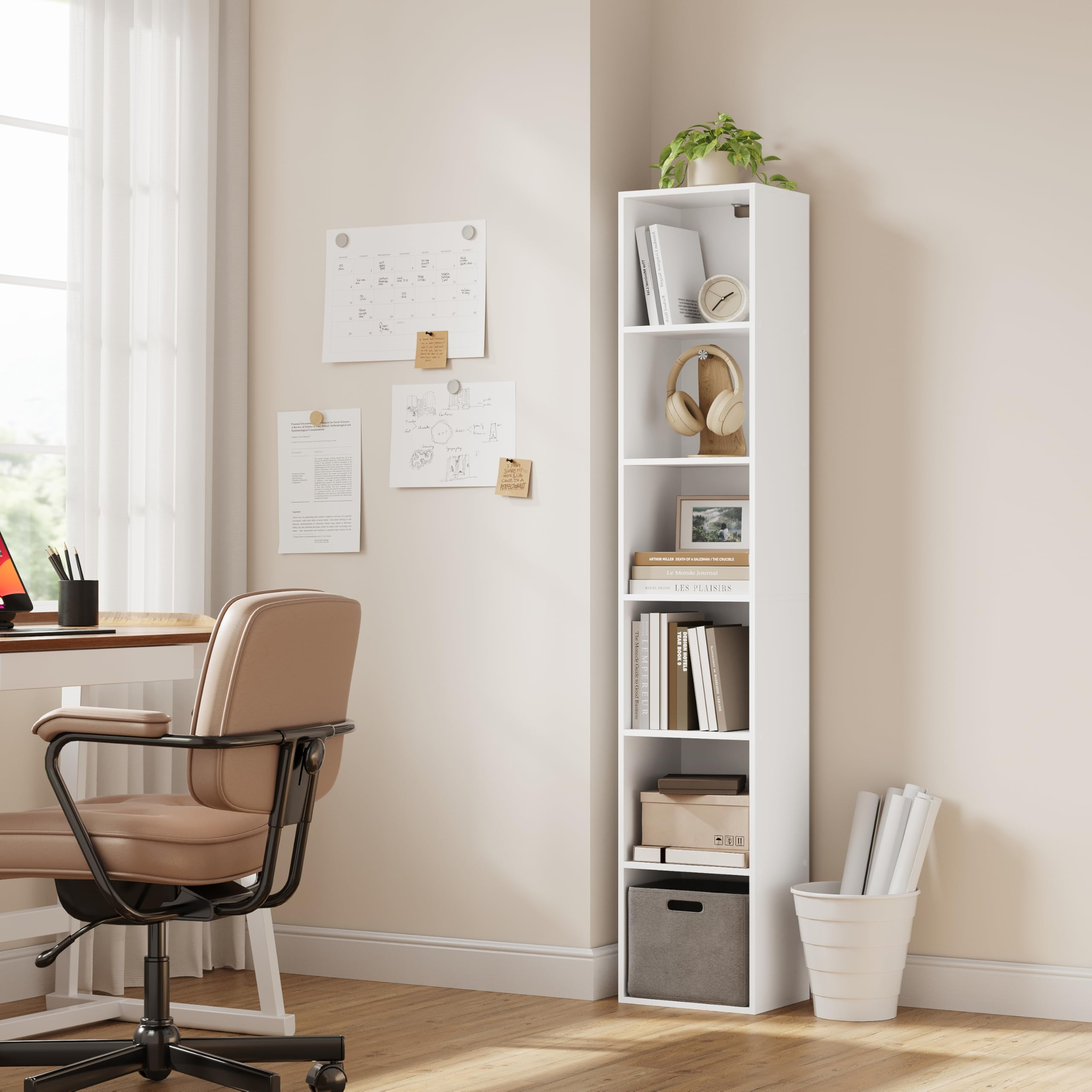 Un bureau lumineux avec une étagère blanche, un bureau, une chaise beige, un calendrier et des plantes.