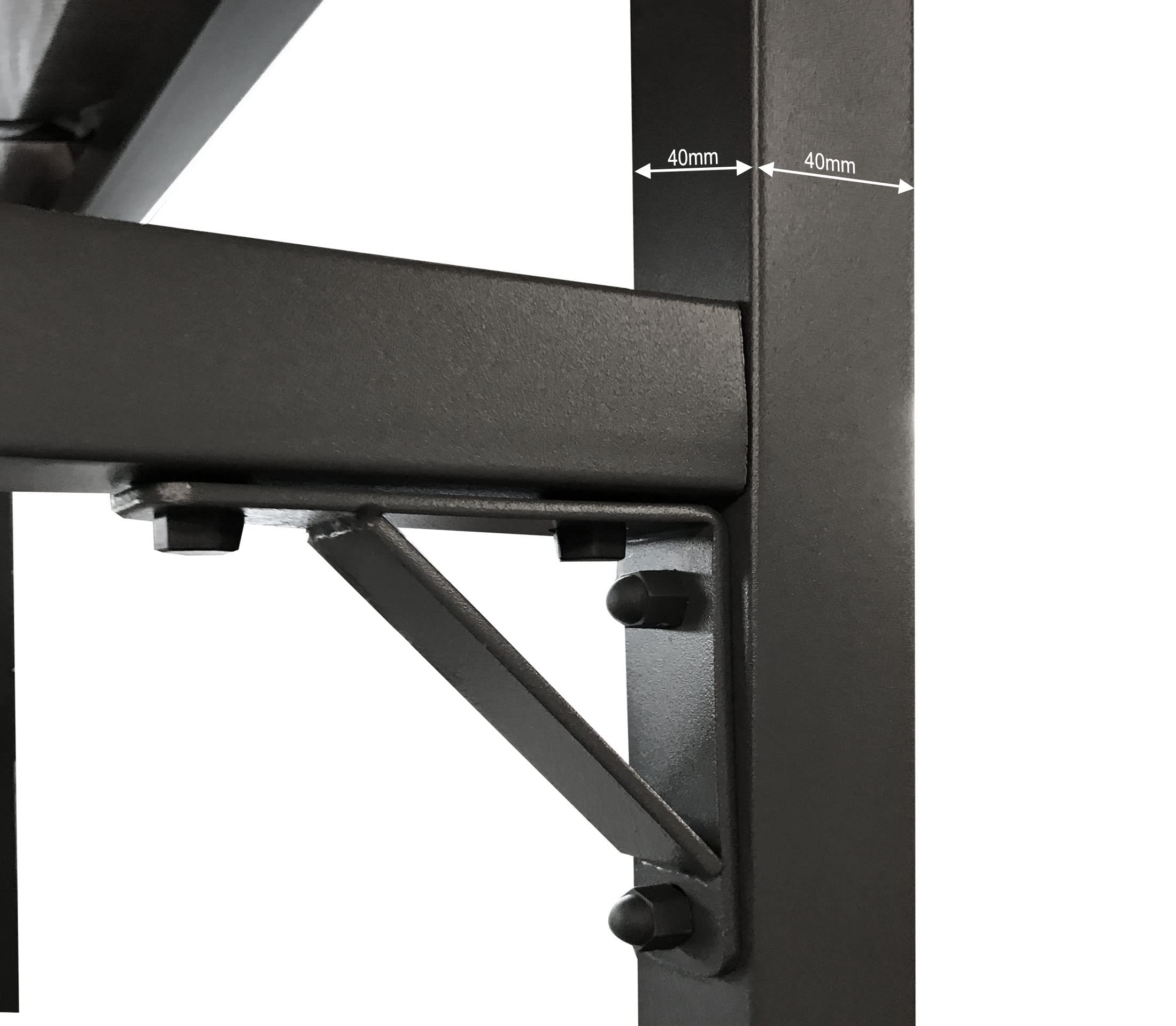Gros plan sur une structure en métal noir avec des boulons et une cote de 40 mm.