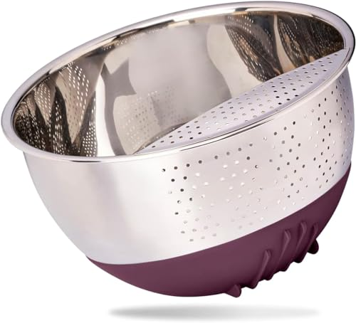Ein Edelstahlsieb mit violettem Silikonboden und integriertem Siebeinsatz vor weißem Hintergrund.
