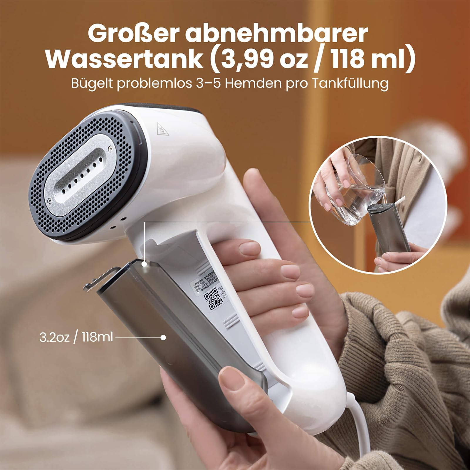 Une personne tient un défroisseur vapeur blanc portable avec un réservoir d'eau amovible de 118 ml.