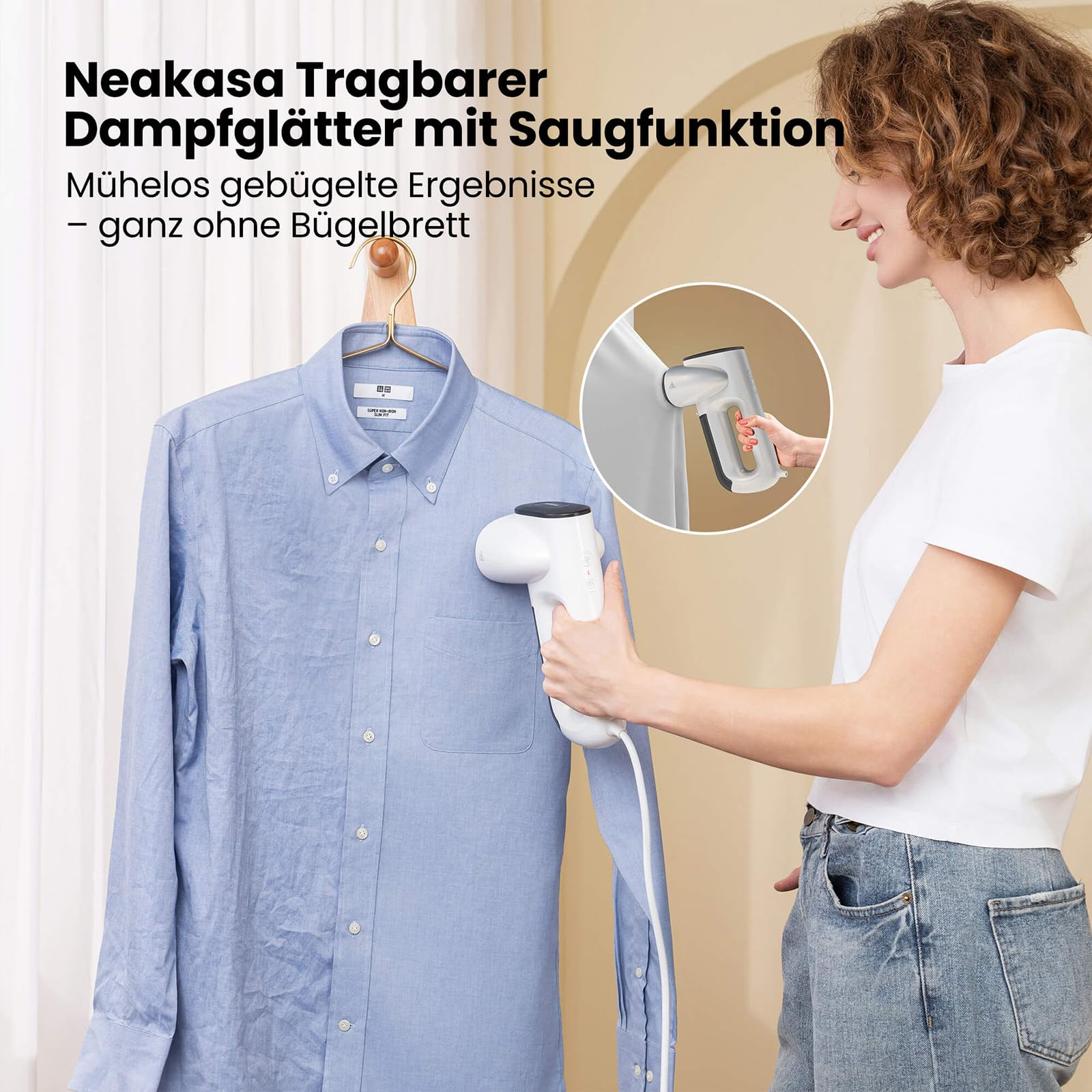Une femme utilise un défroisseur vapeur blanc portable sur une chemise bleue suspendue à un cintre en bois.