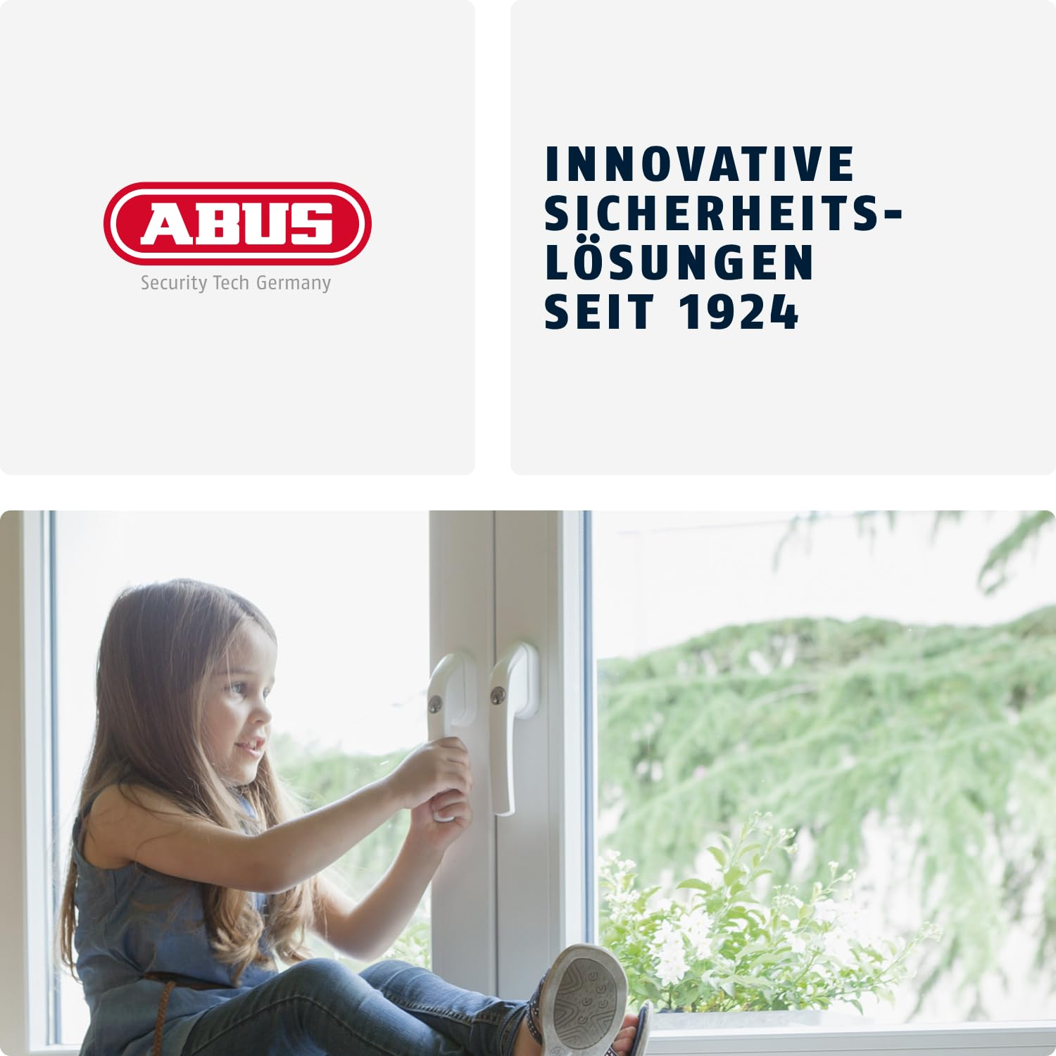 Ein junges Mädchen sitzt auf einer Fensterbank und schließt ein weißes Fenster mit Griff. Links ist das ABUS Logo.