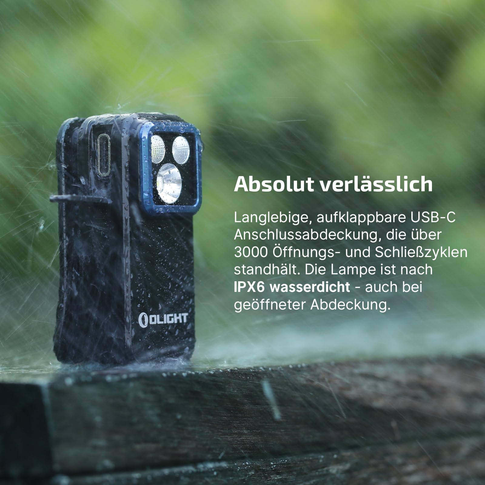 Une lampe torche Olight noire sous la pluie sur du bois, avec du texte publicitaire allemand.