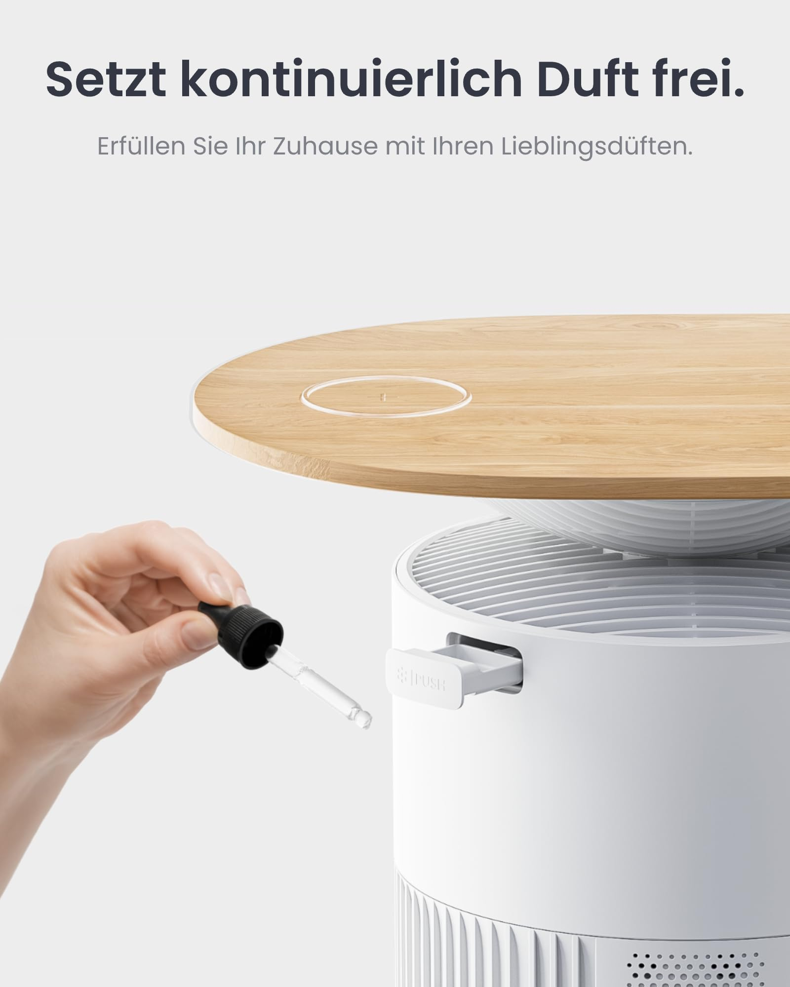 Hand hält Pipette über ein offenes Fach eines weißen Luftreinigers mit Holzplatte.