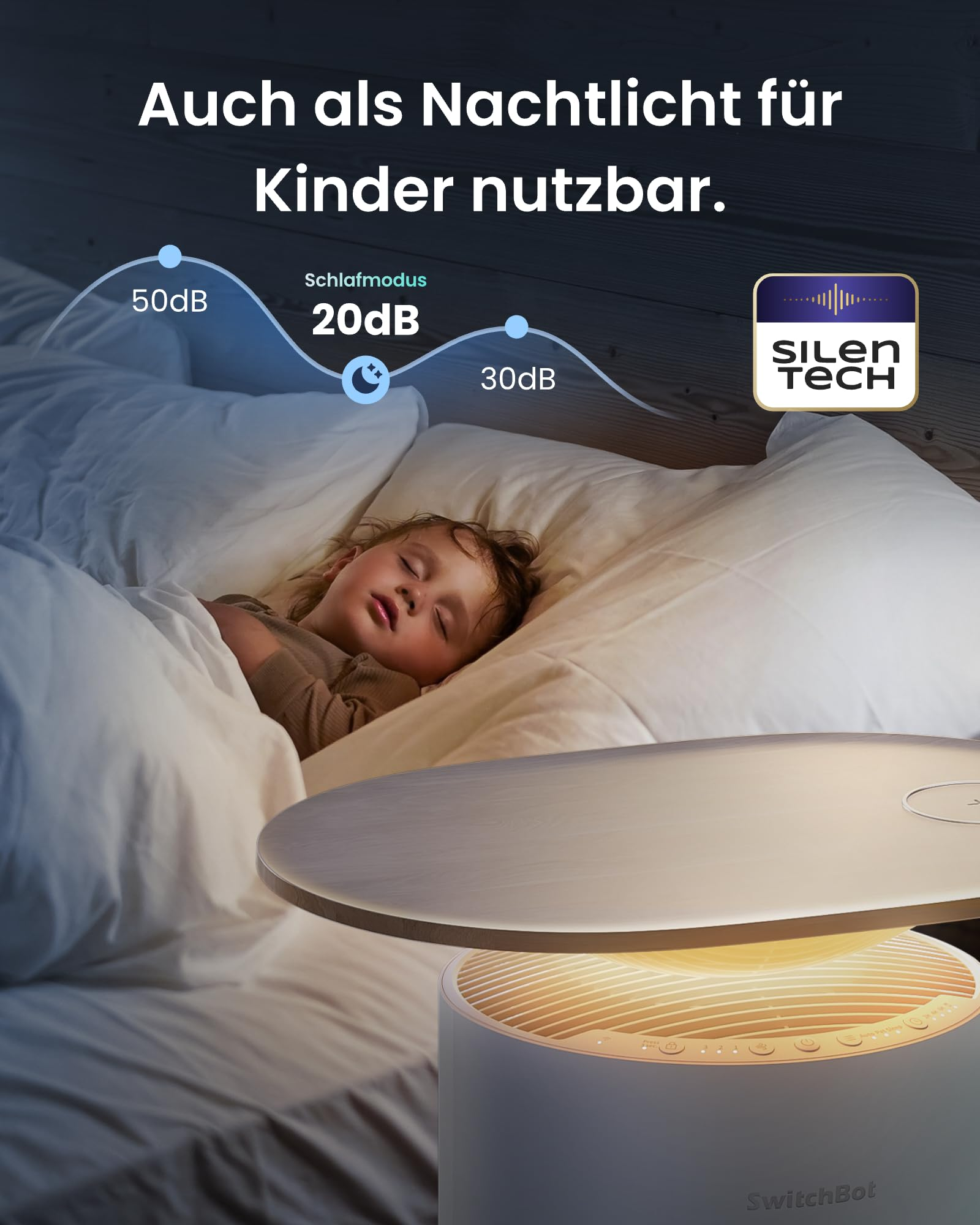 Ein Kind schläft friedlich in einem Bett neben einem hellen Gerät mit Holzakzenten und Dezibel-Grafiken.