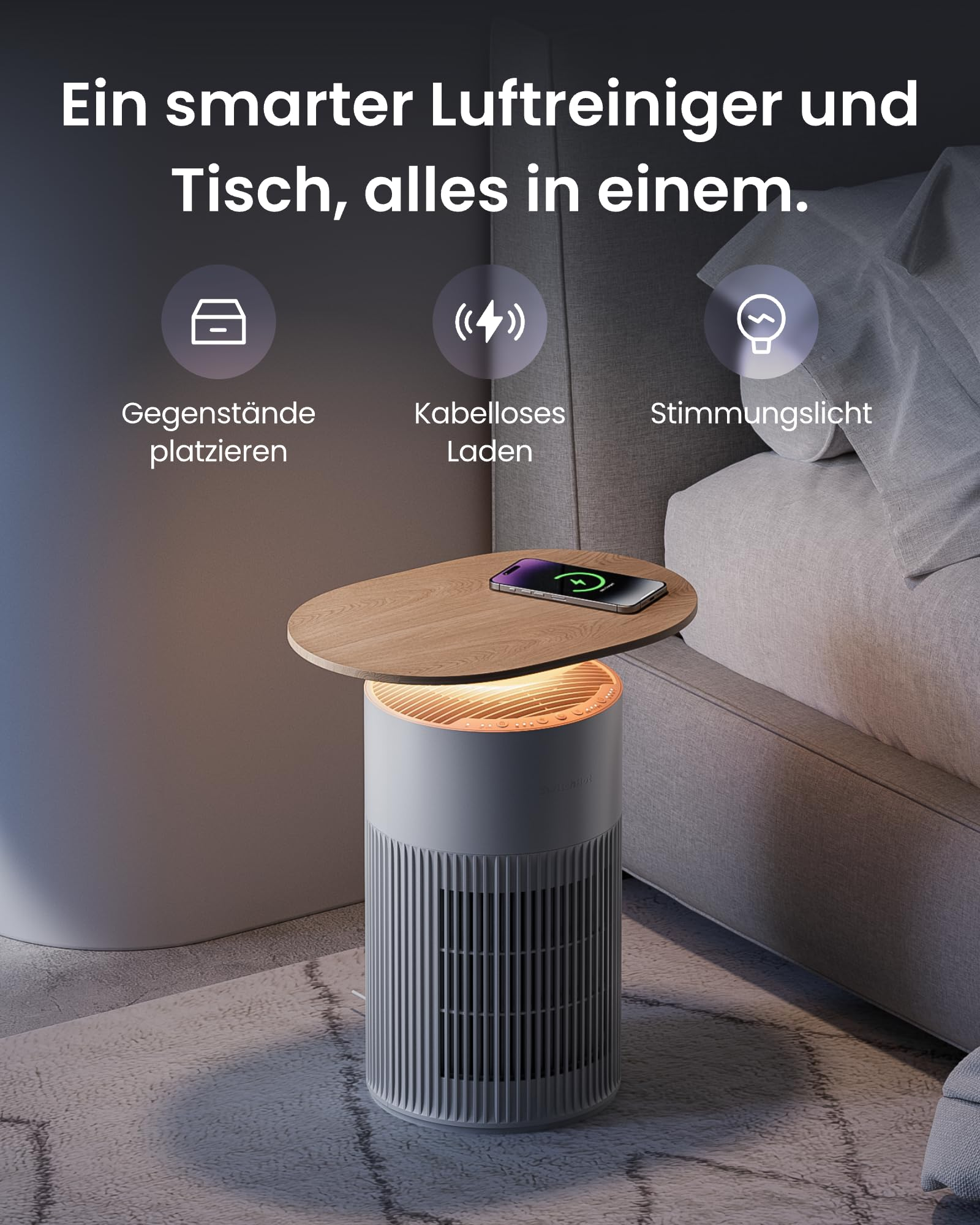 Ein multifunktionaler Luftreiniger als Holztisch neben einem Bett mit kabelloser Ladefunktion und Stimmungslicht.