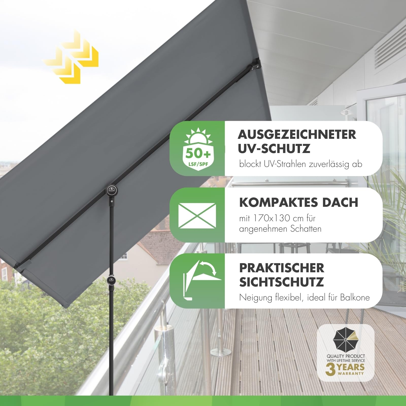 Grauer Balkonschirm mit UV-Schutz 50+, kompakter Größe und flexiblem Sichtschutz auf einem Holzbalkon.
