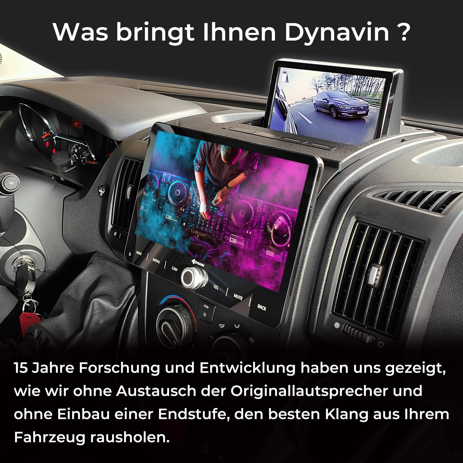 Un système d'infodivertissement Dynavin avec deux écrans affichant un logiciel de DJ et une vue de dashcam.