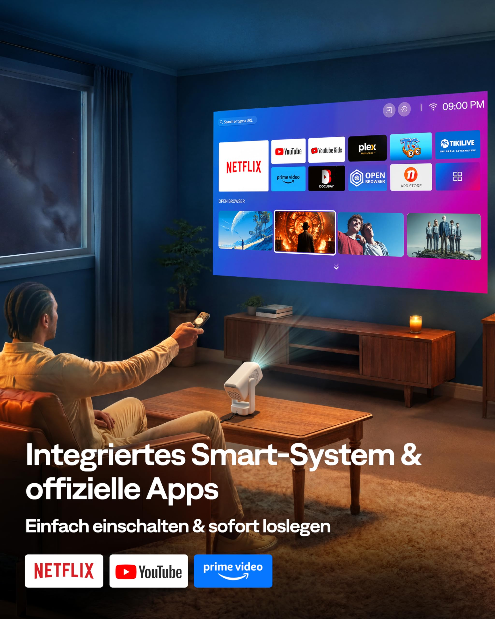 Ein Mann sitzt in einem dunklen Raum und nutzt eine Fernbedienung für einen Beamer mit Smart-Apps.