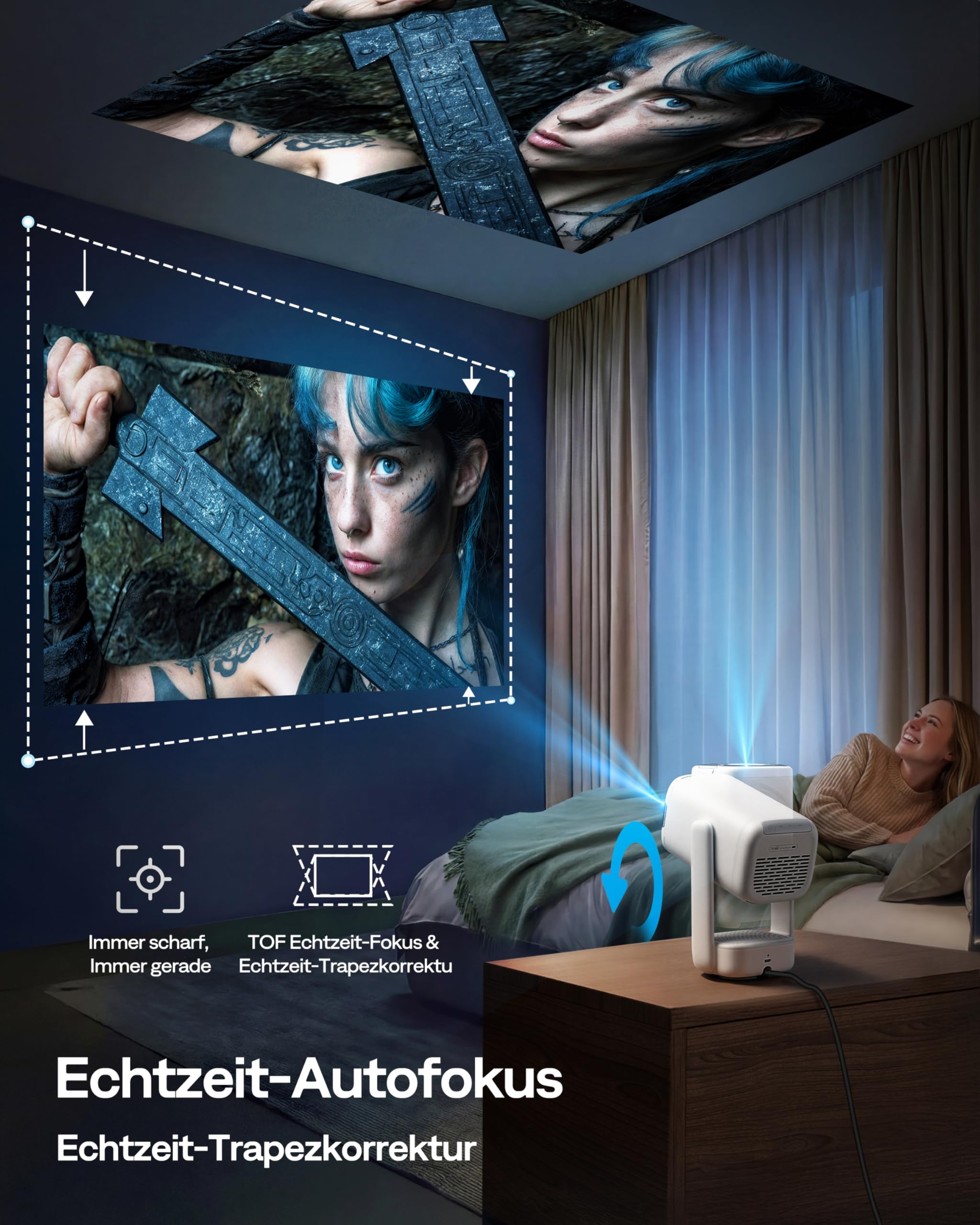 Ein weißer Beamer projiziert ein Bild auf Wand und Decke, während eine Frau im Bett zuschaut.