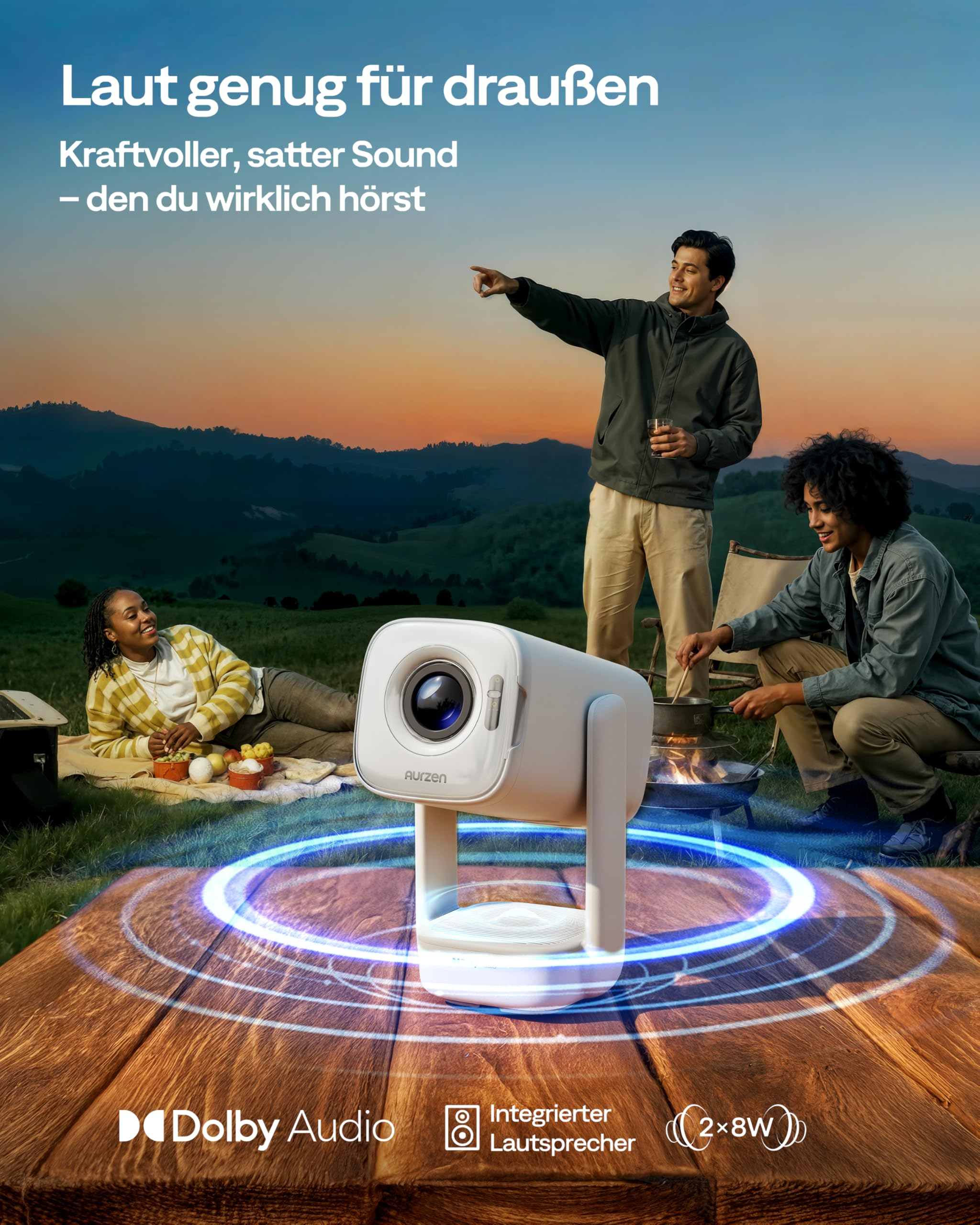 Ein weißer Aurzen-Lautsprecher auf Holz, im Hintergrund drei Personen und eine Landschaft bei Sonnenuntergang.
