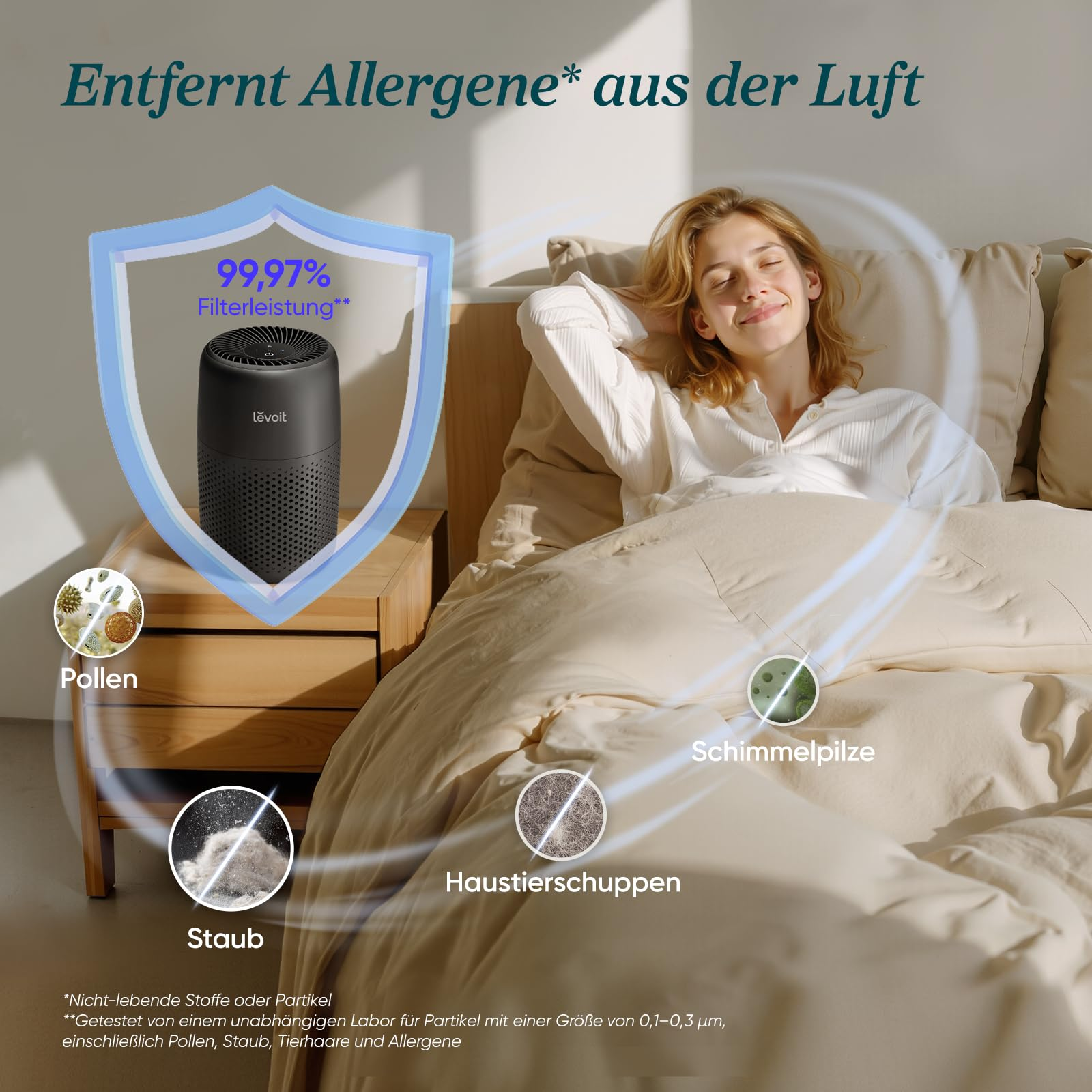 Eine Frau schläft friedlich im Bett, während ein Luftreiniger Allergene filtert.