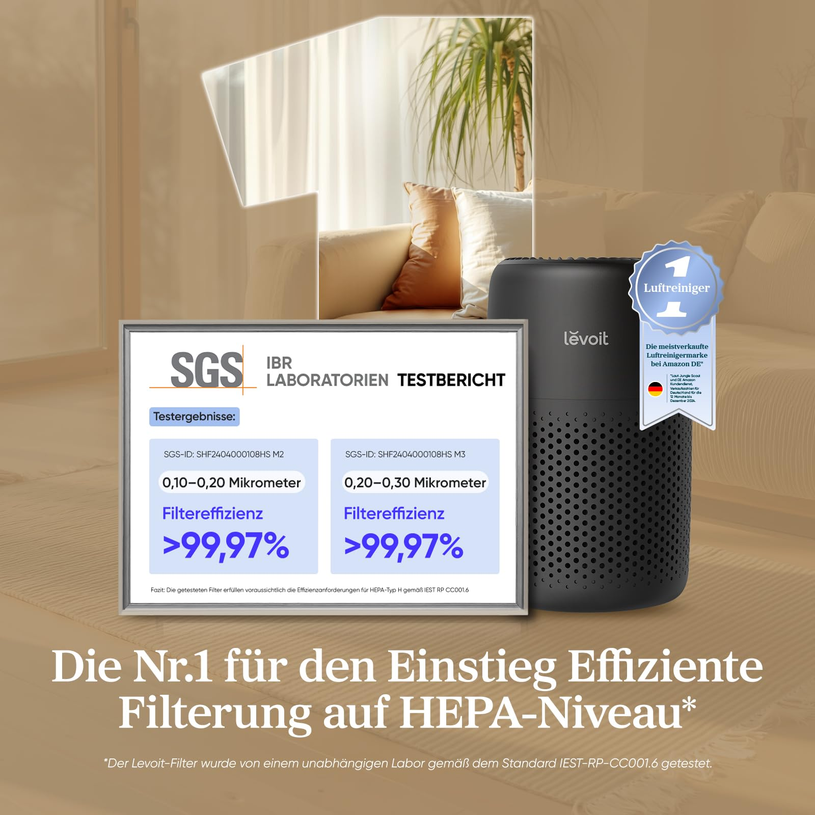 Ein schwarzer Levoit-Luftreiniger mit Testbericht und Text auf einem Wohnzimmerhintergrund.