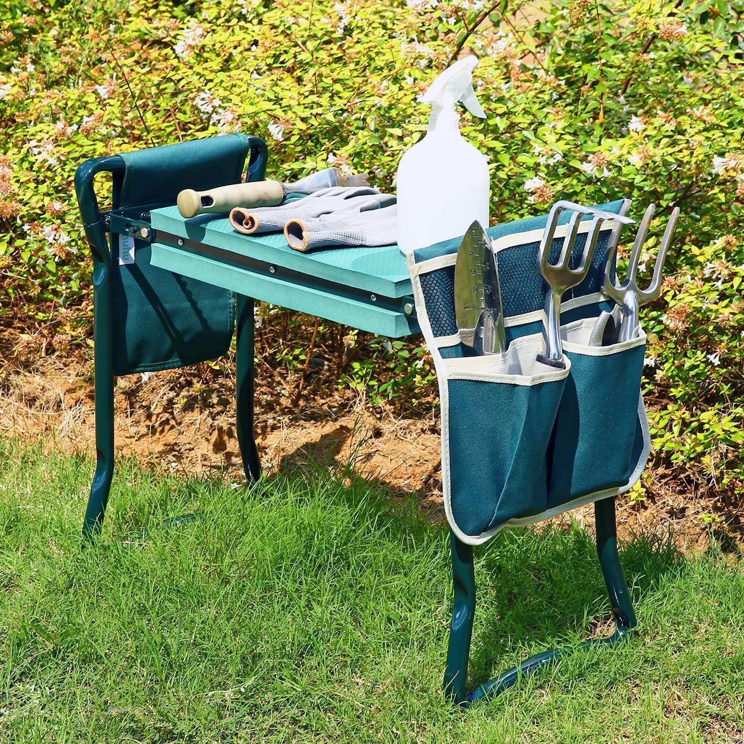 Un tabouret de jardin vert avec sac à outils et accessoires sur l'herbe.