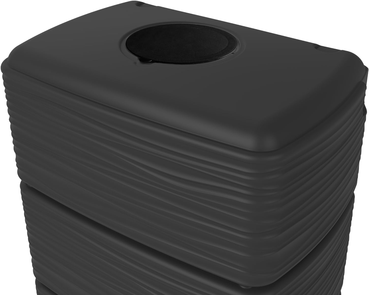 Un grand réservoir d'eau noir avec une surface côtelée et un couvercle rond sur fond blanc.