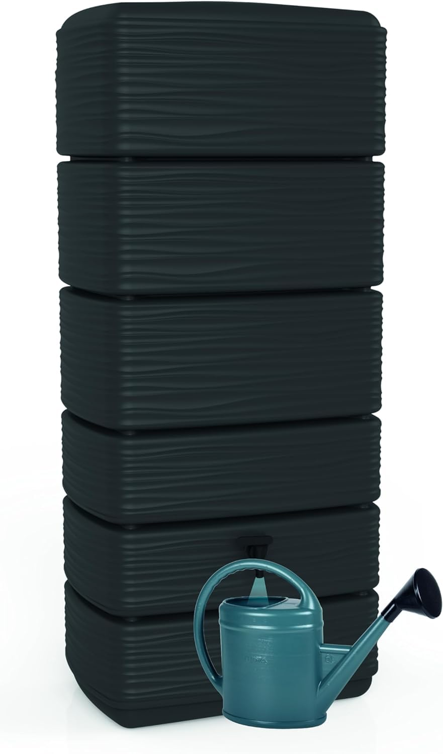 Un réservoir d'eau de pluie empilé gris foncé avec une texture de lignes horizontales et un arrosoir turquoise.