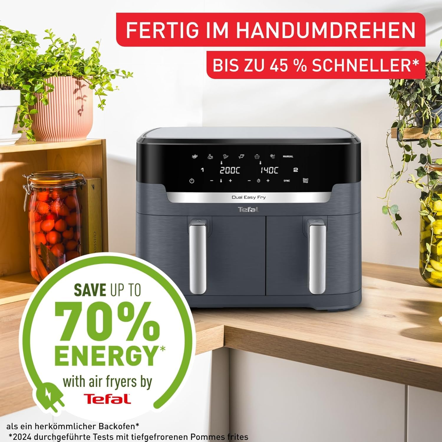 Une friteuse sans huile Tefal sur un comptoir en bois avec du texte promotionnel.