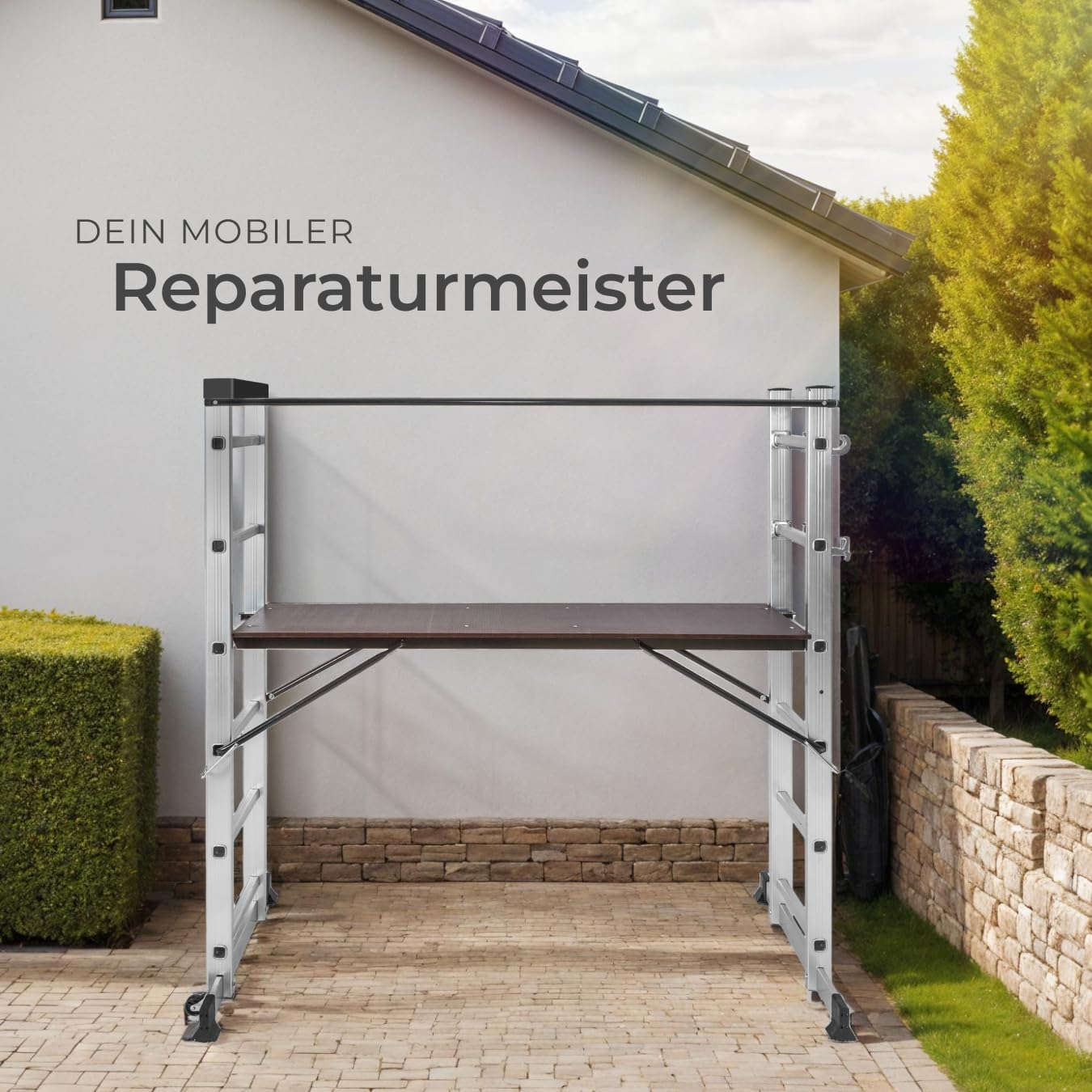 Aluminium-Arbeitsgerüst auf Rädern vor einer hellen Hauswand mit Text.