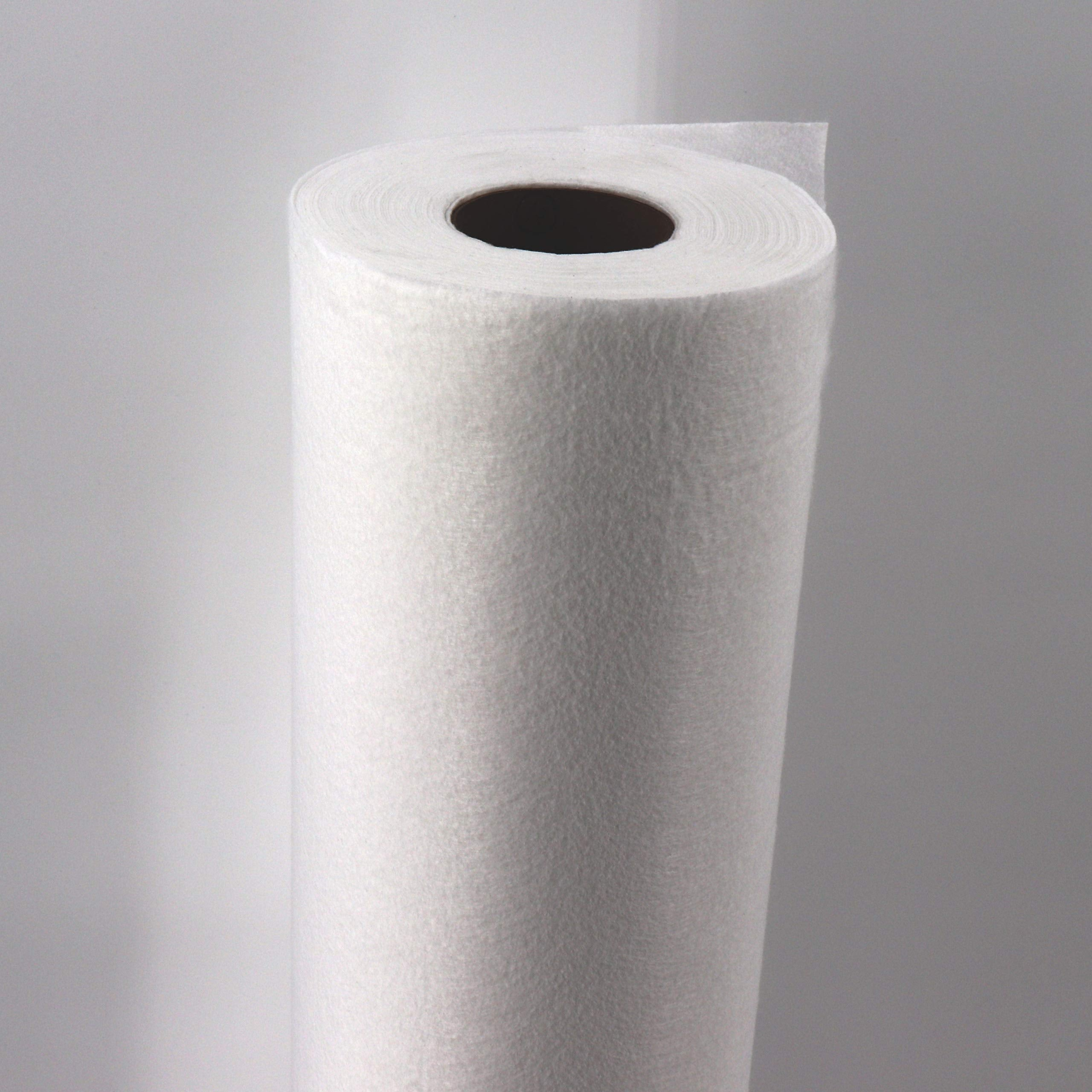 Un grand rouleau de papier absorbant ou de non-tissé blanc sur un fond neutre.