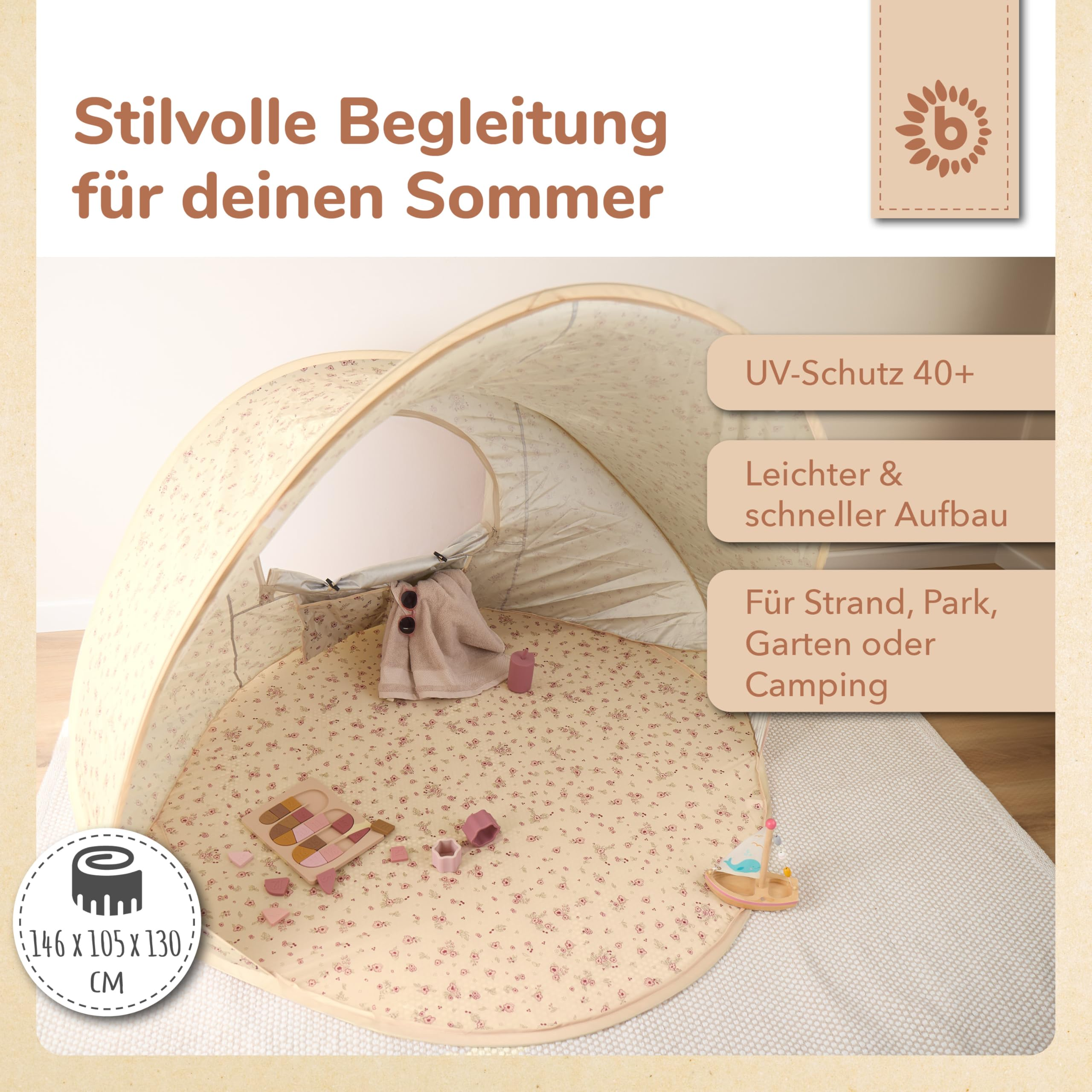 Tenda da spiaggia estiva beige con motivo floreale, giocattoli in legno e testo promozionale su sfondo chiaro.