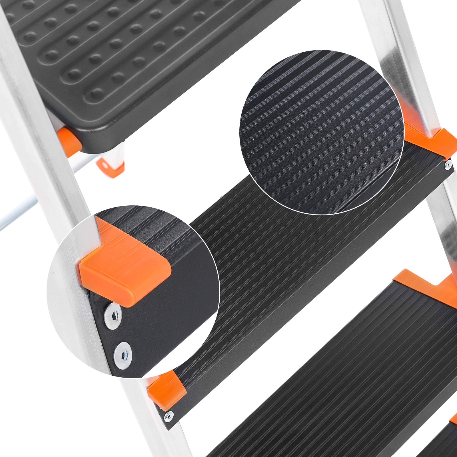 Stufen einer Aluminiumleiter mit rutschfester schwarzer Oberfläche und orangefarbenen Ecken, zwei Kreise zeigen Details.