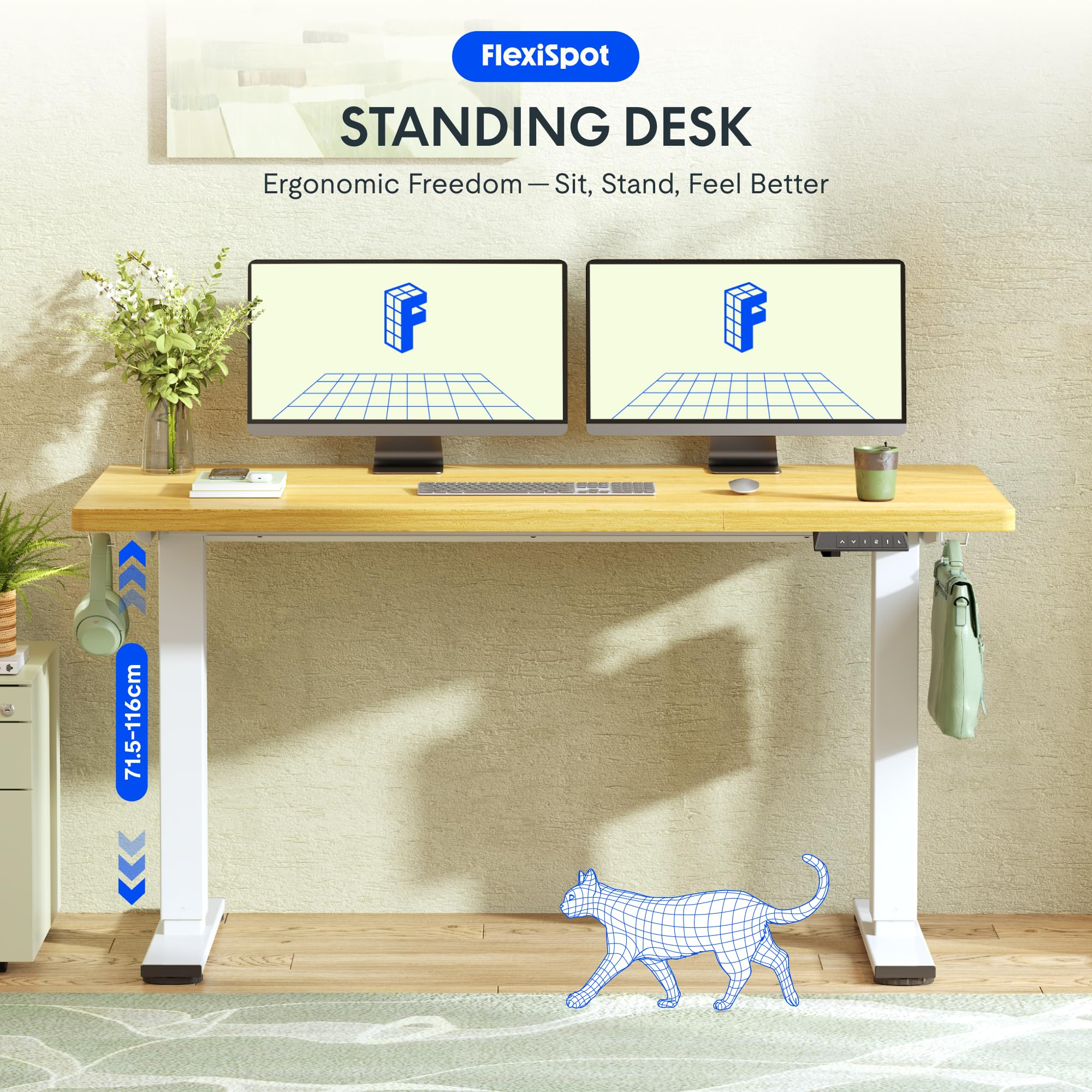 Bureau debout FlexiSpot avec deux écrans, un clavier, un ordinateur portable, des fleurs et un chat en fil de fer.