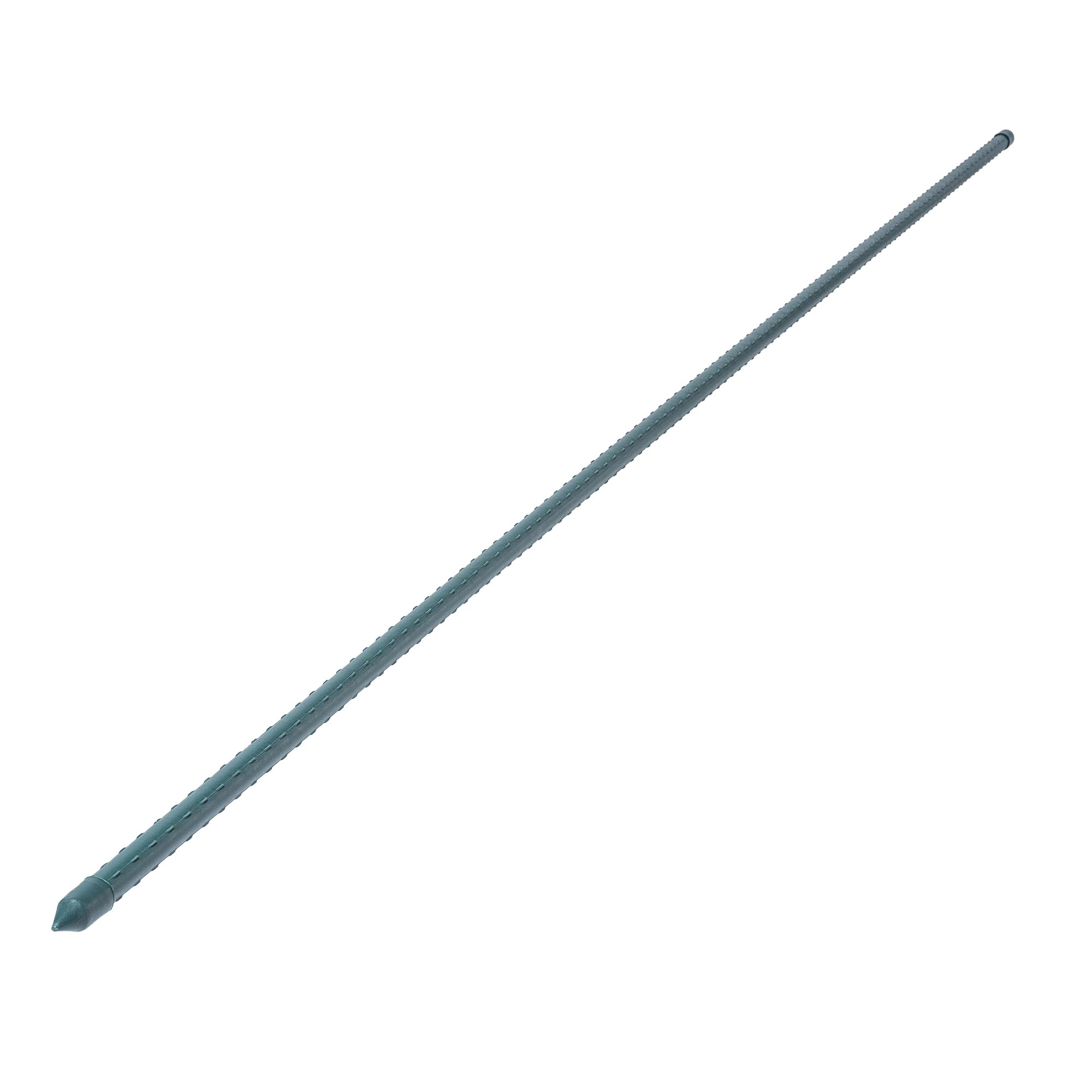 Un long tuteur de jardin vert avec une extrémité pointue sur fond blanc.