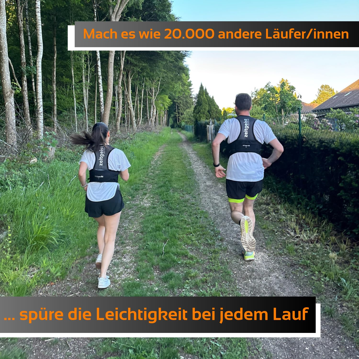 Zwei Läufer rennen auf einem grünen Waldweg mit Textoverlays.