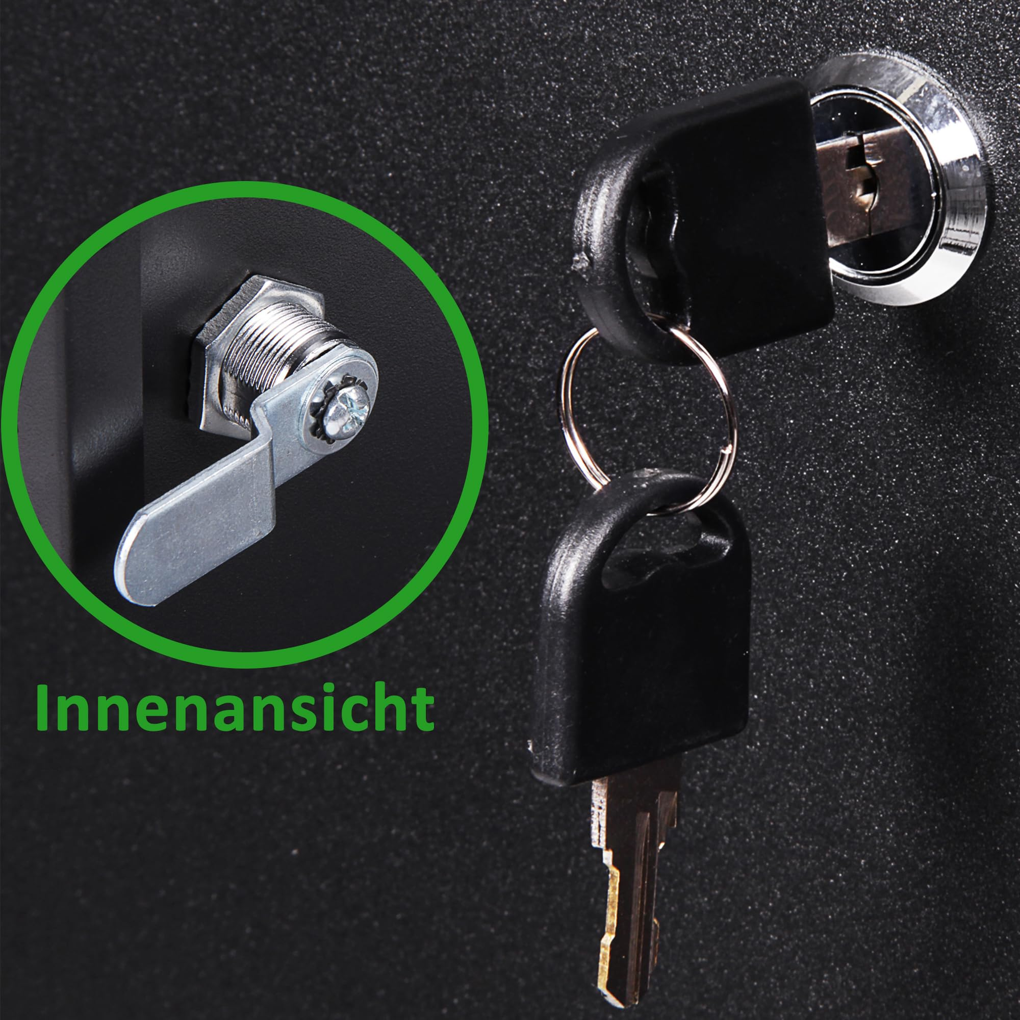 Nahaufnahme eines schwarzen Tresorschlosses mit eingesteckten Schlüsseln und Innengewindeansicht.