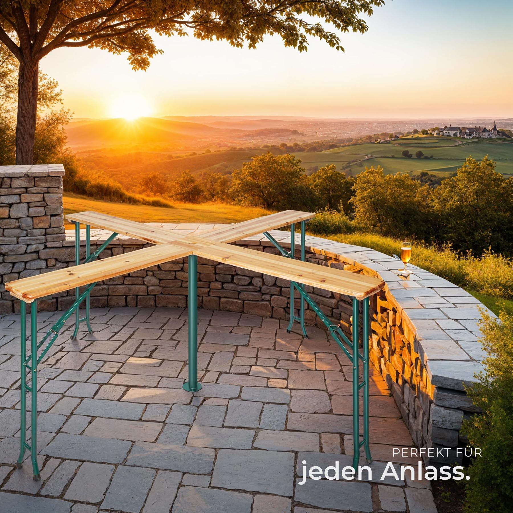 Ein hölzerner Kreuztisch auf einer Terrasse mit Blick auf eine hügelige Landschaft bei Sonnenuntergang.