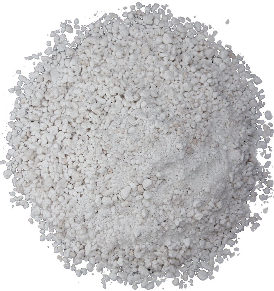 Un tas de roches de perlite blanche et de poudre fine sur fond blanc.
