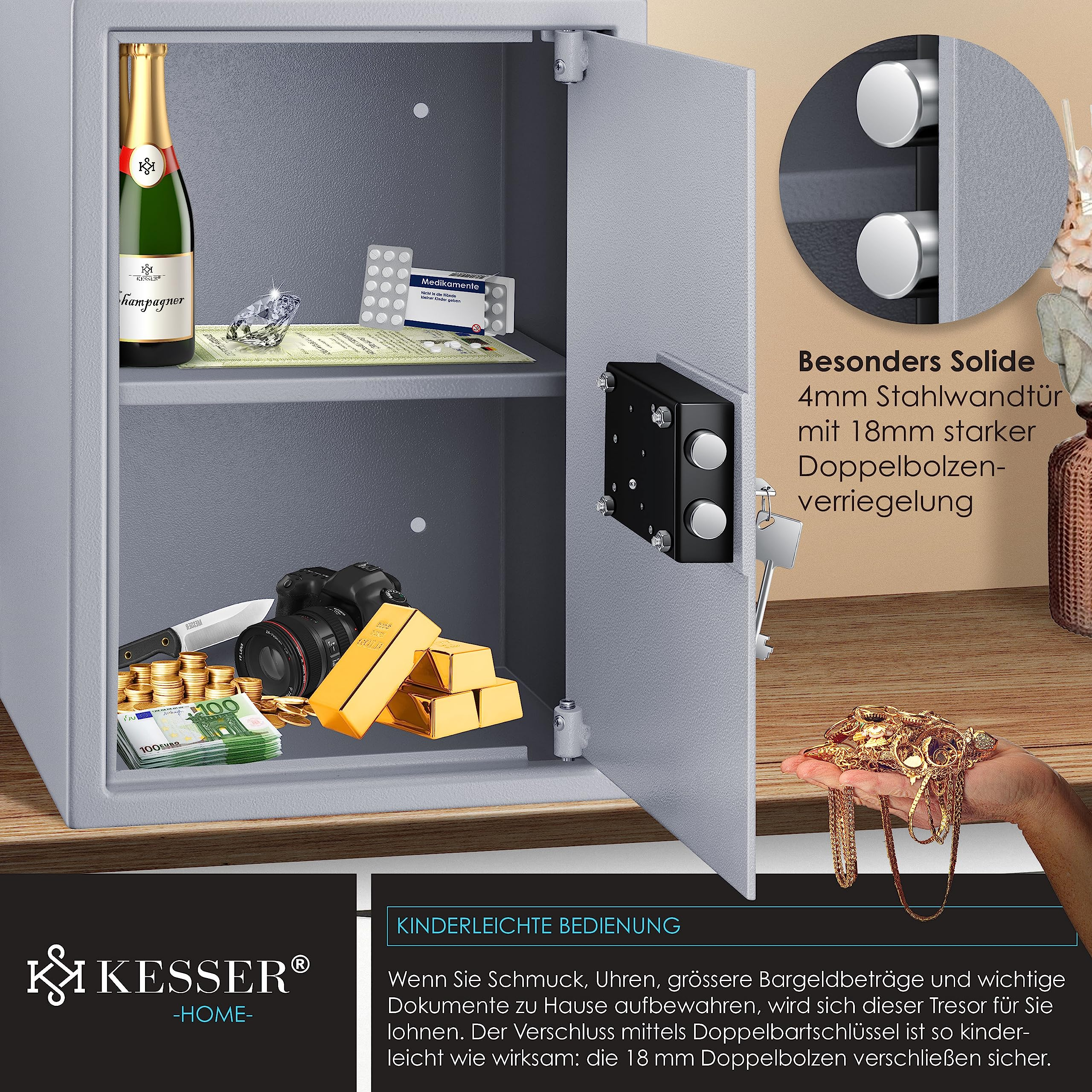 Grauer KESSER-Tresor mit offener Tür, gefüllt mit Champagner, Goldbarren, Bargeld, Kamera und Schmuck.